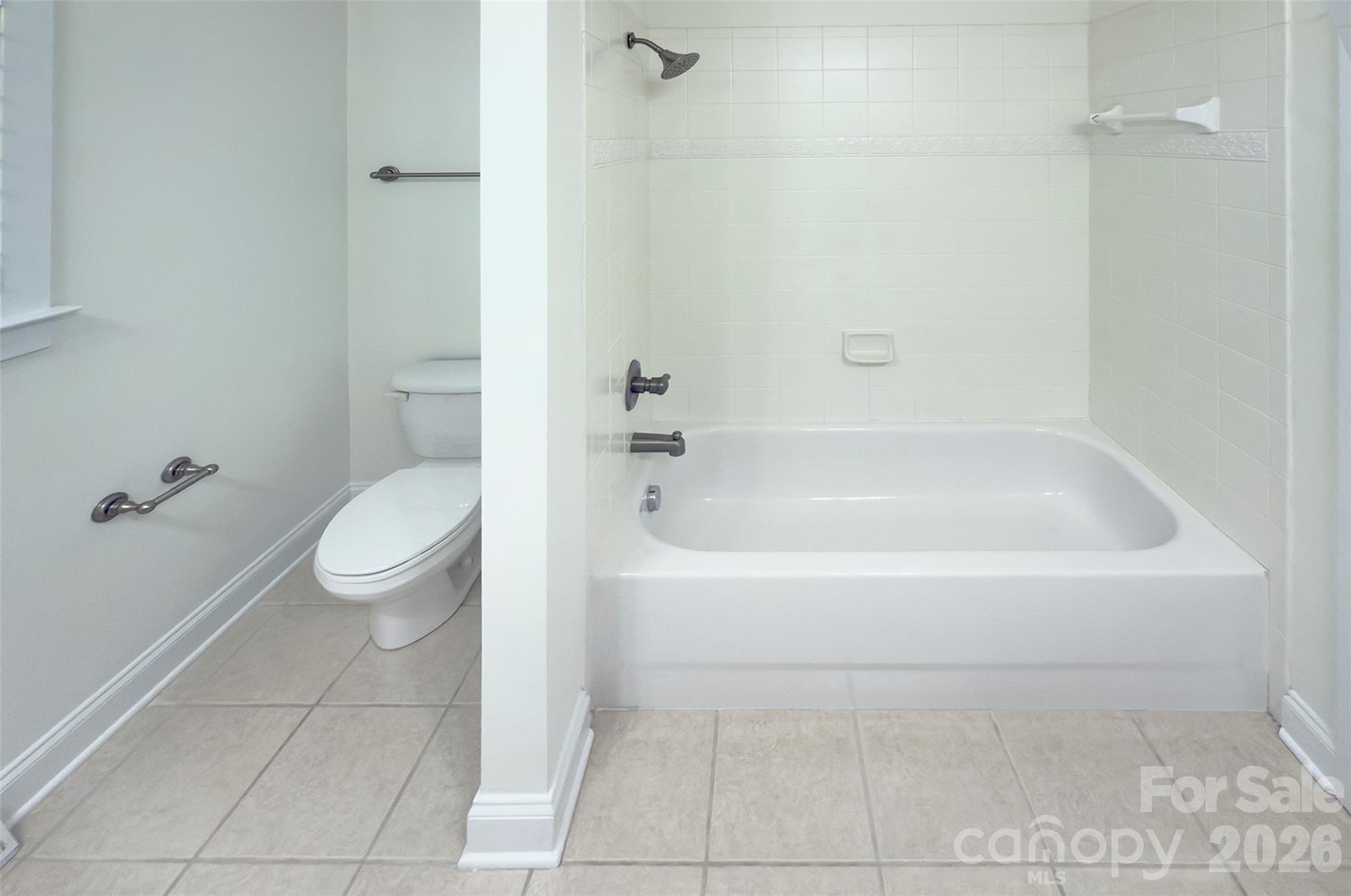 Secondary full bath - 16418 Spruell Street, Huntersville