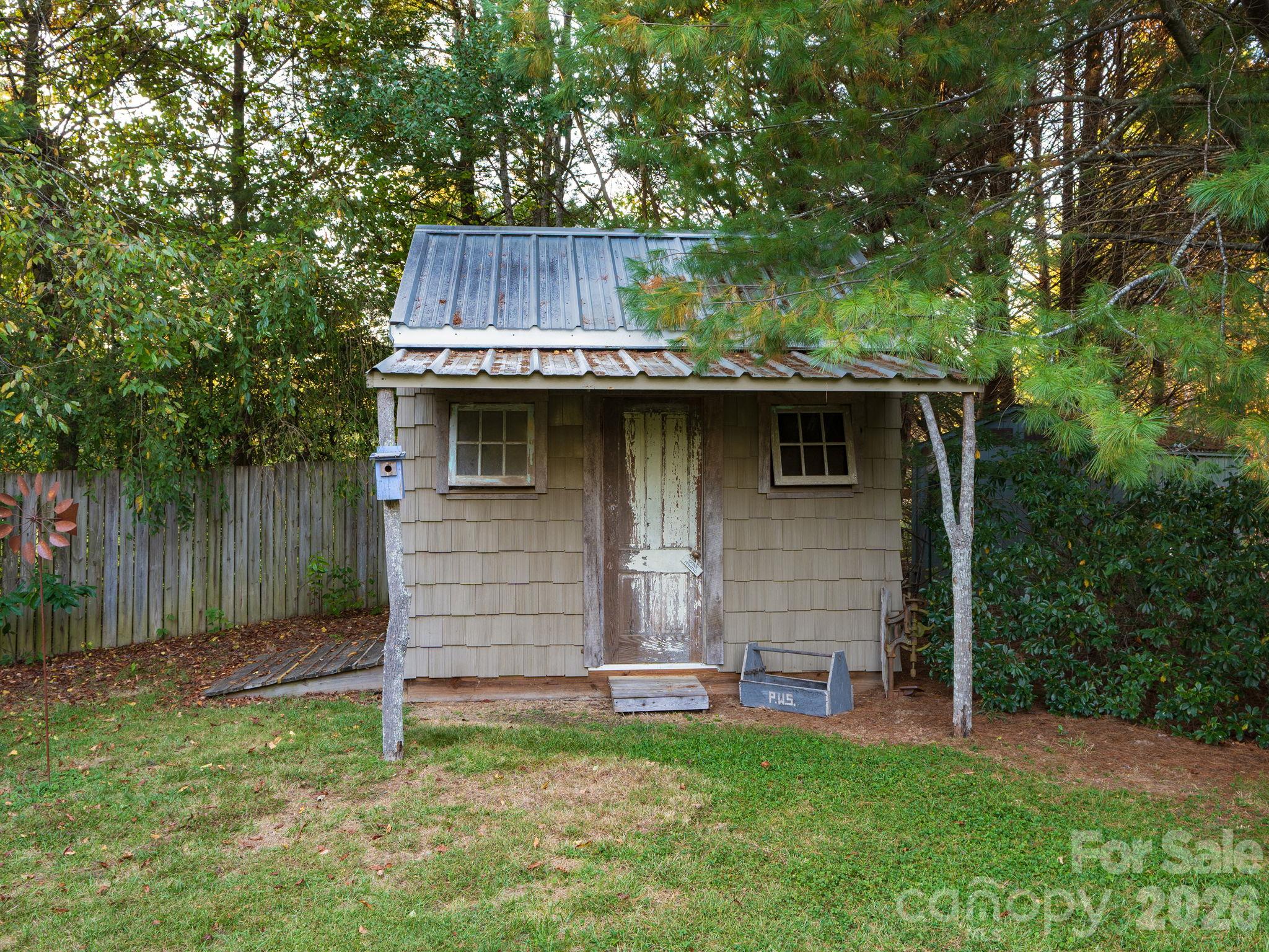 Large Garden Shed - 23 Old Applewood Lane, Hendersonville
