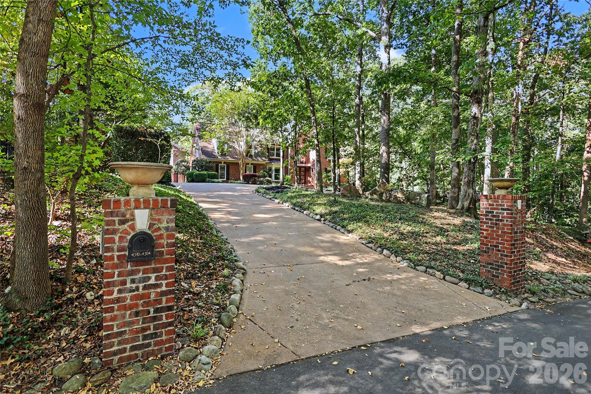 Single Family Residence at 4320 Town And Country Drive, Charlotte, photo 2 of 47