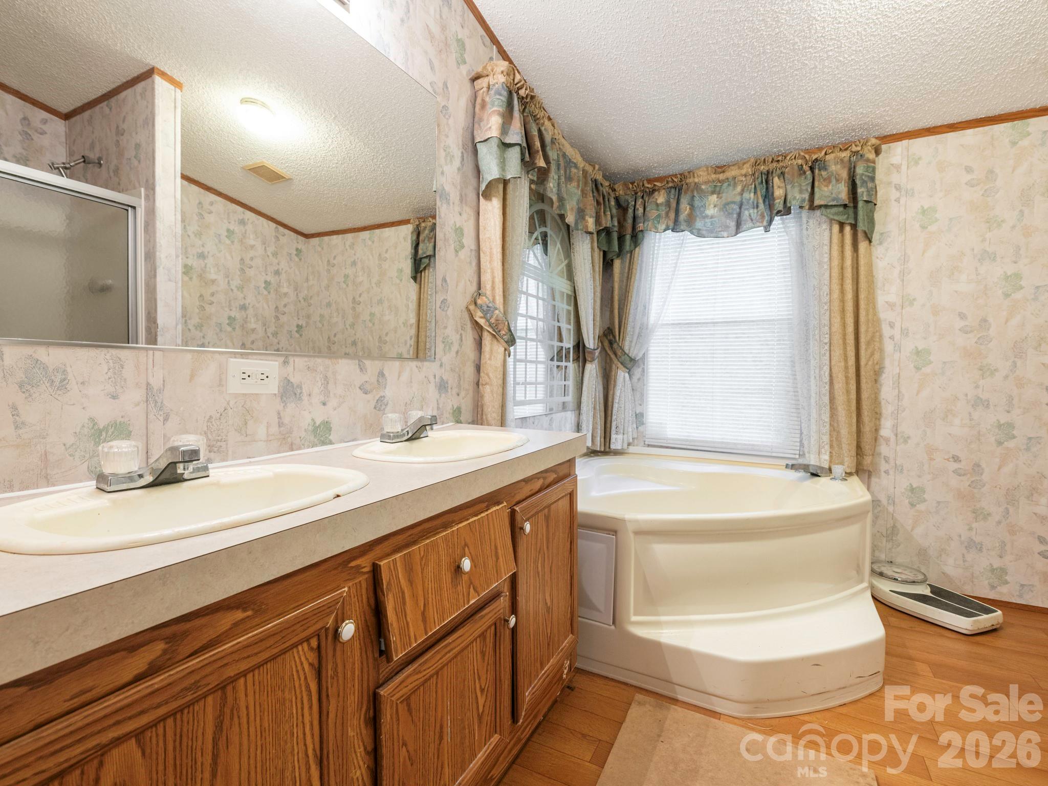 Primary Bathroom with dual vanities and soaking tub - 2292 Thornwell Road, Lancaster