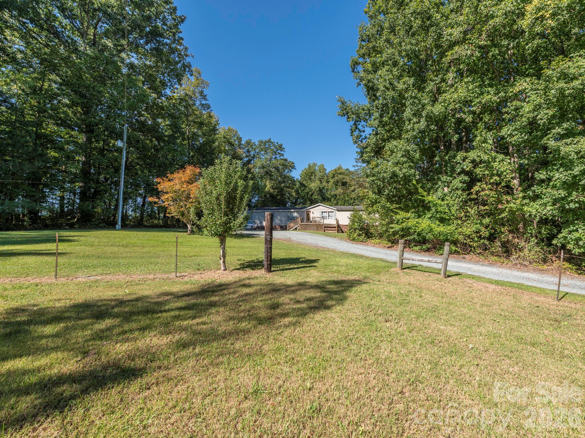 Driveway, Surrounding Land and Approach - 2292 Thornwell Road, Lancaster