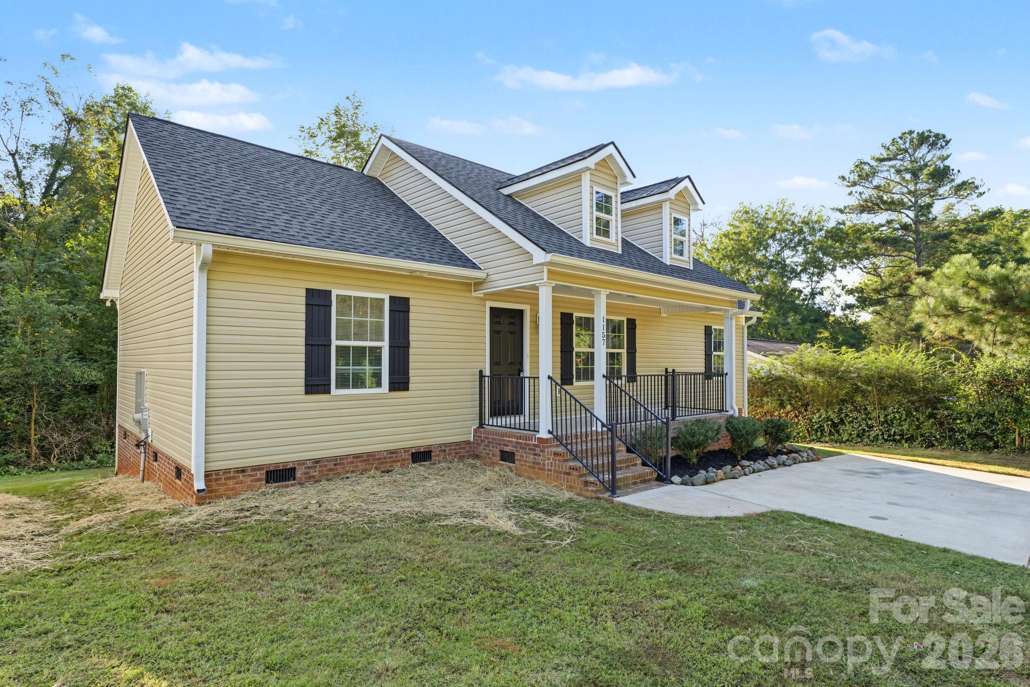 Single Family Residence at 1157 Calhoun Street, Rock Hill, photo 3 of 39