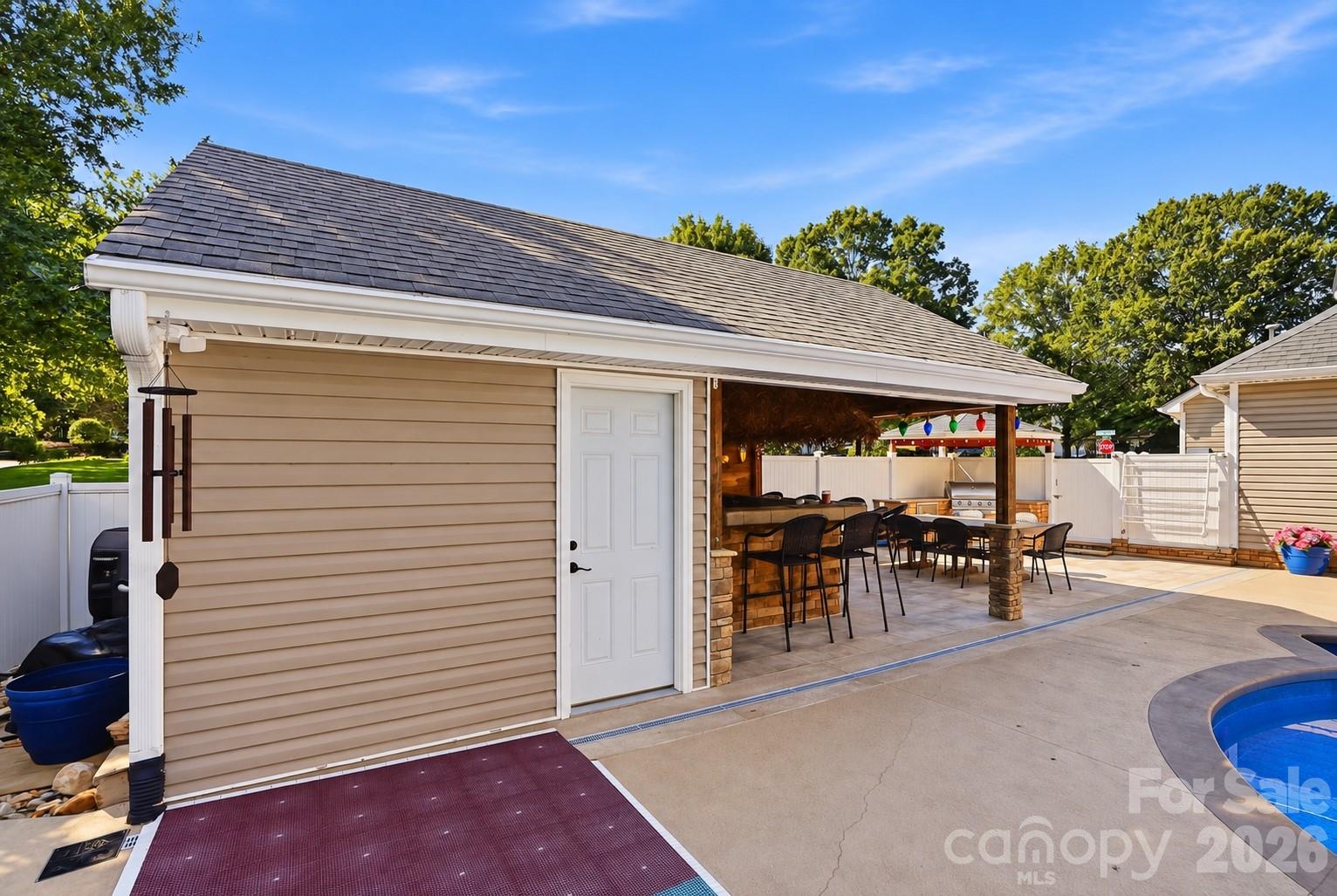 Pool house with storage room, changing room and bar area with plenty of seating. - 120 Harris Farm Road, Mooresville