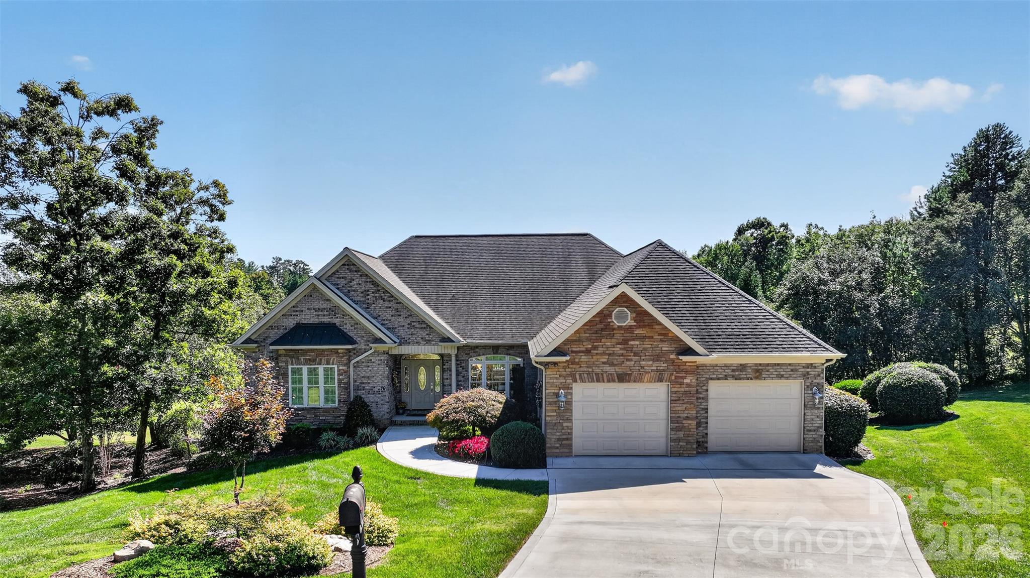 Single Family Residence at 76 Divot Court, Hickory, photo 4 of 48