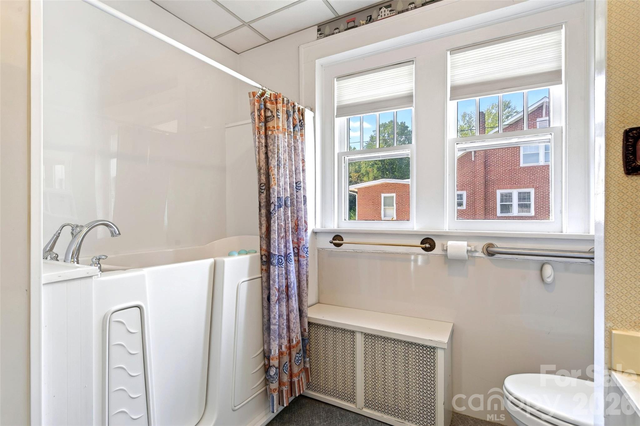 Walk-in tub on main level - 606 Rutherford Road, Marion