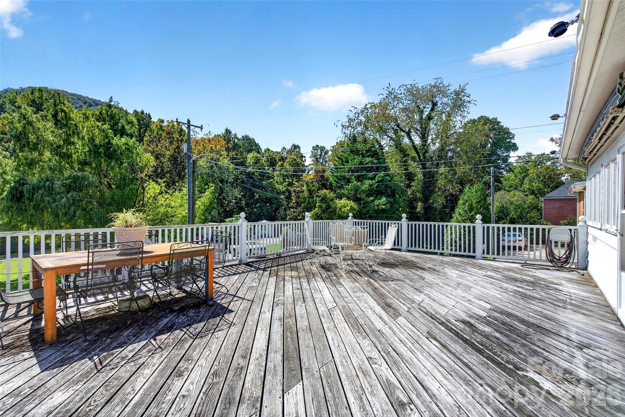 Large back deck - 606 Rutherford Road, Marion