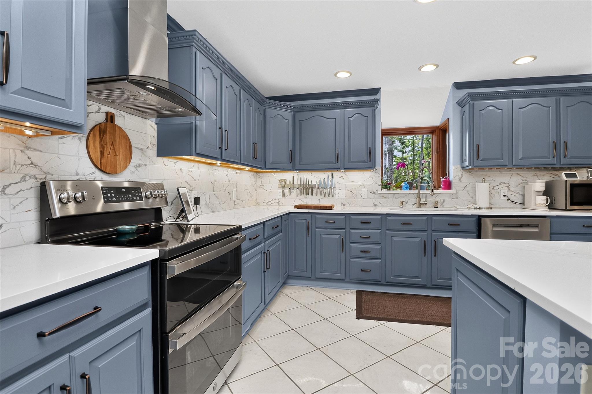 Single Family Residence at 525 Shoreline Drive, Lancaster, photo 2 of 45