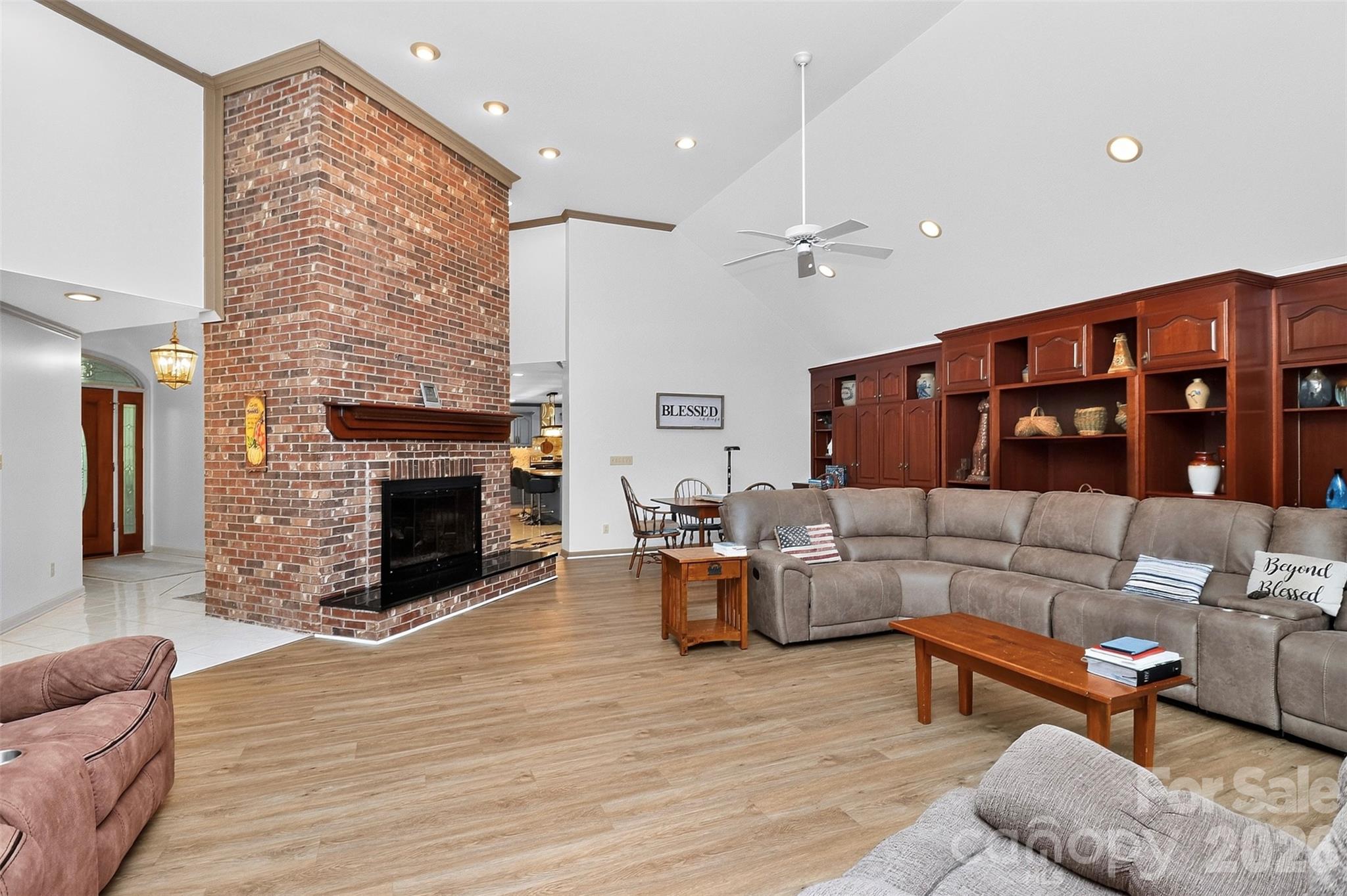 Single Family Residence at 525 Shoreline Drive, Lancaster, photo 12 of 45