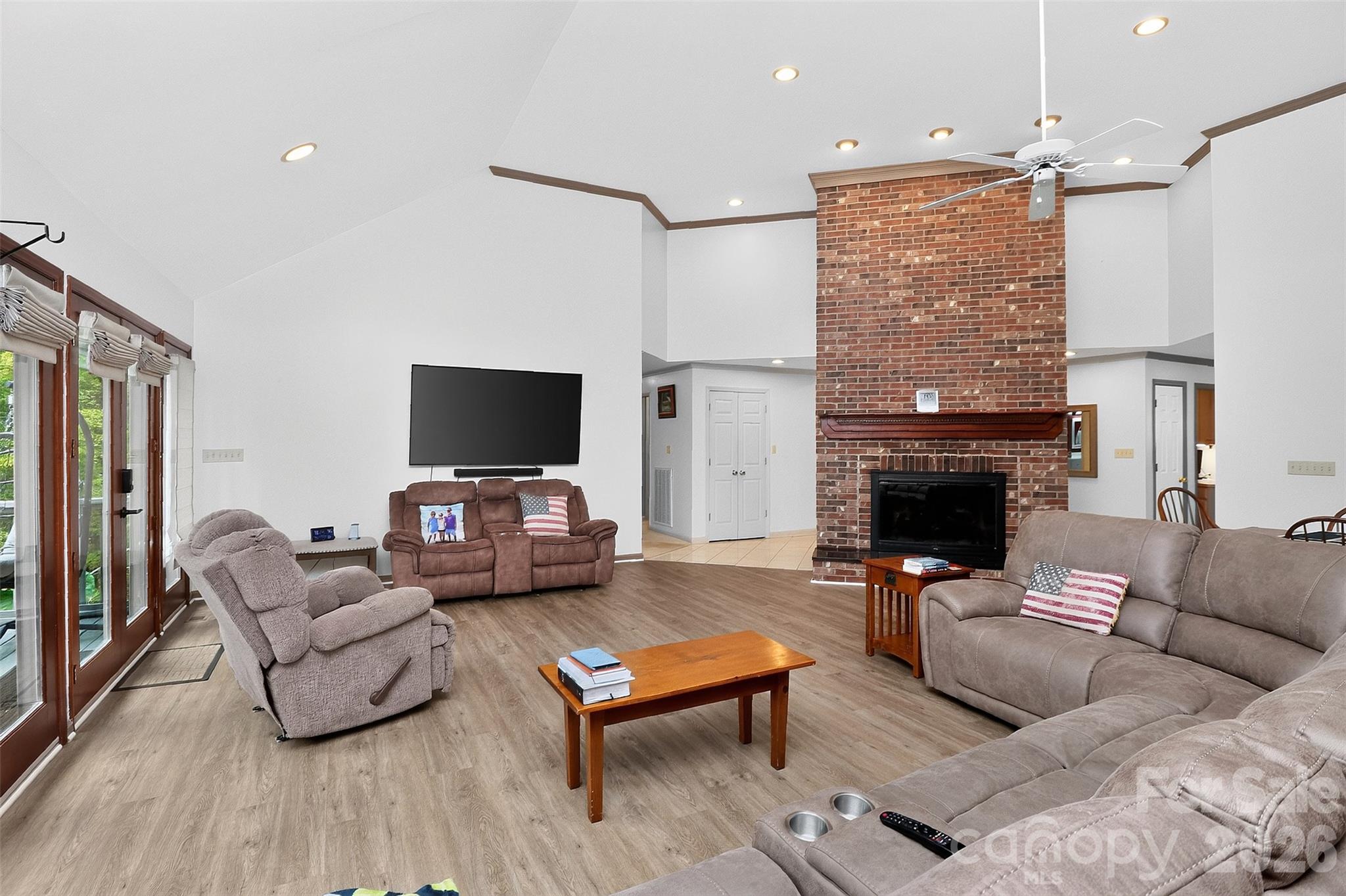 Single Family Residence at 525 Shoreline Drive, Lancaster, photo 13 of 45