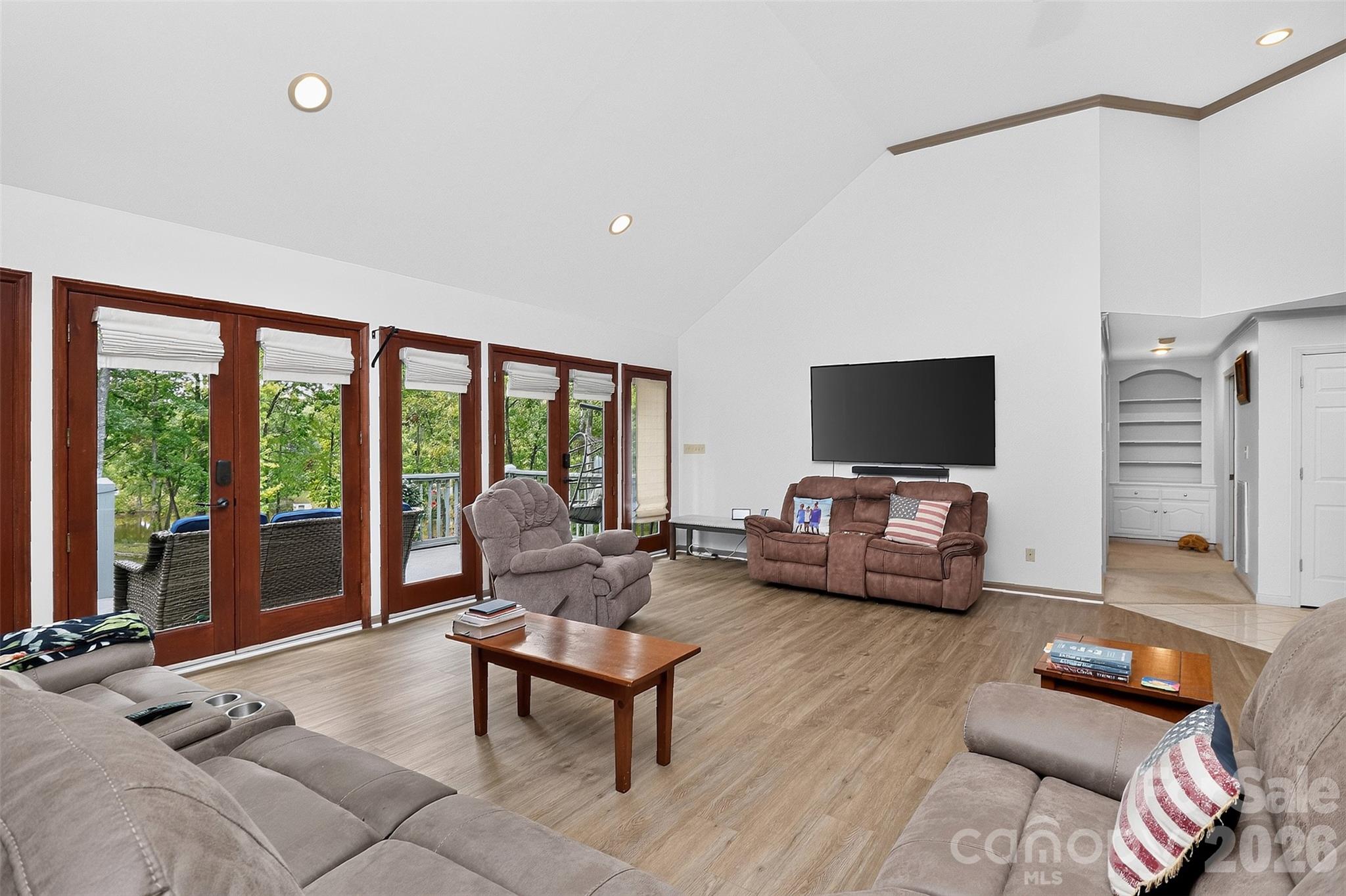 Single Family Residence at 525 Shoreline Drive, Lancaster, photo 14 of 45