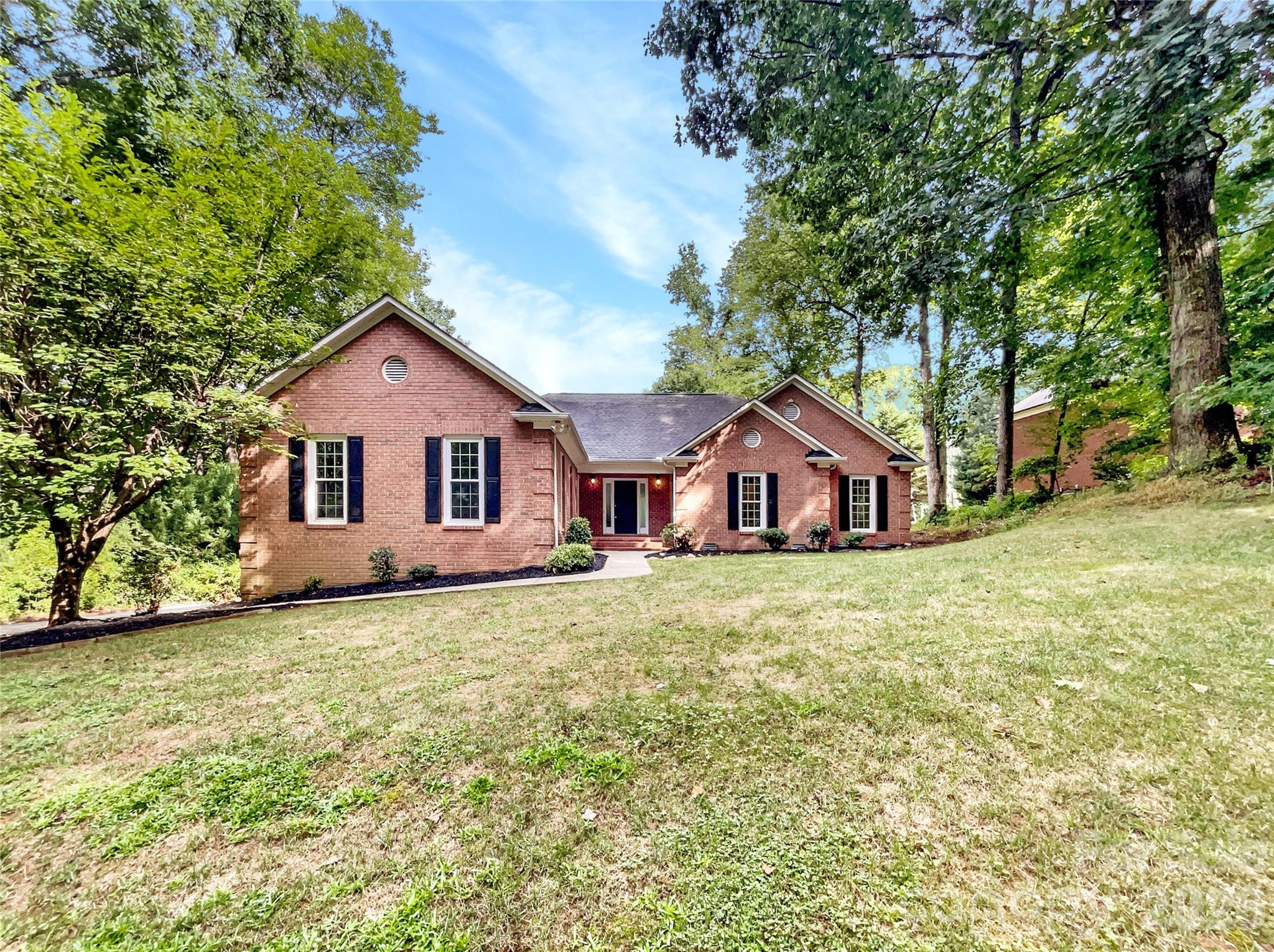 Single Family Residence at 8117 Shannon Woods Lane, Matthews, photo 2 of 26