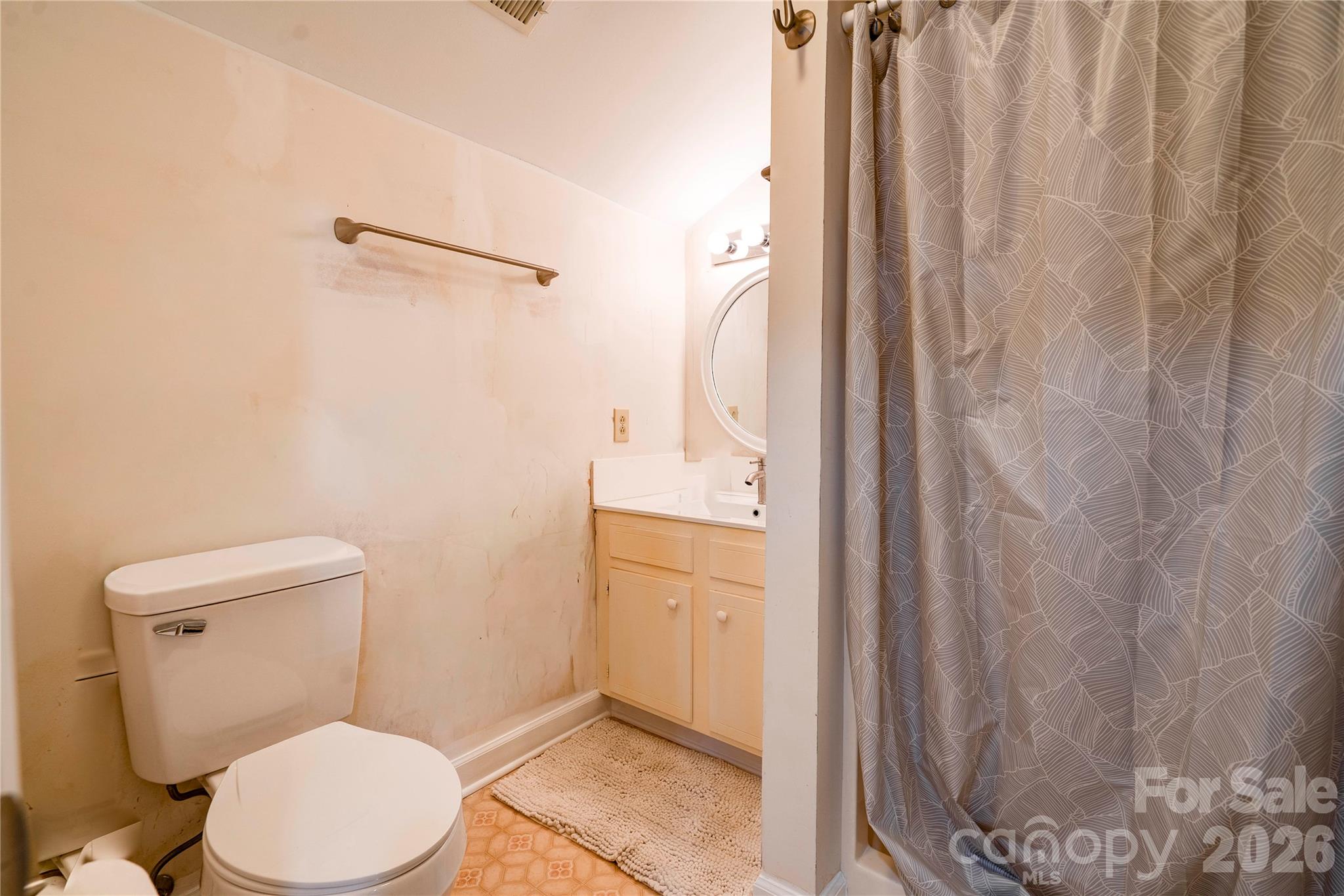 Upper-level bath - 301 Pinkney Street, Shelby