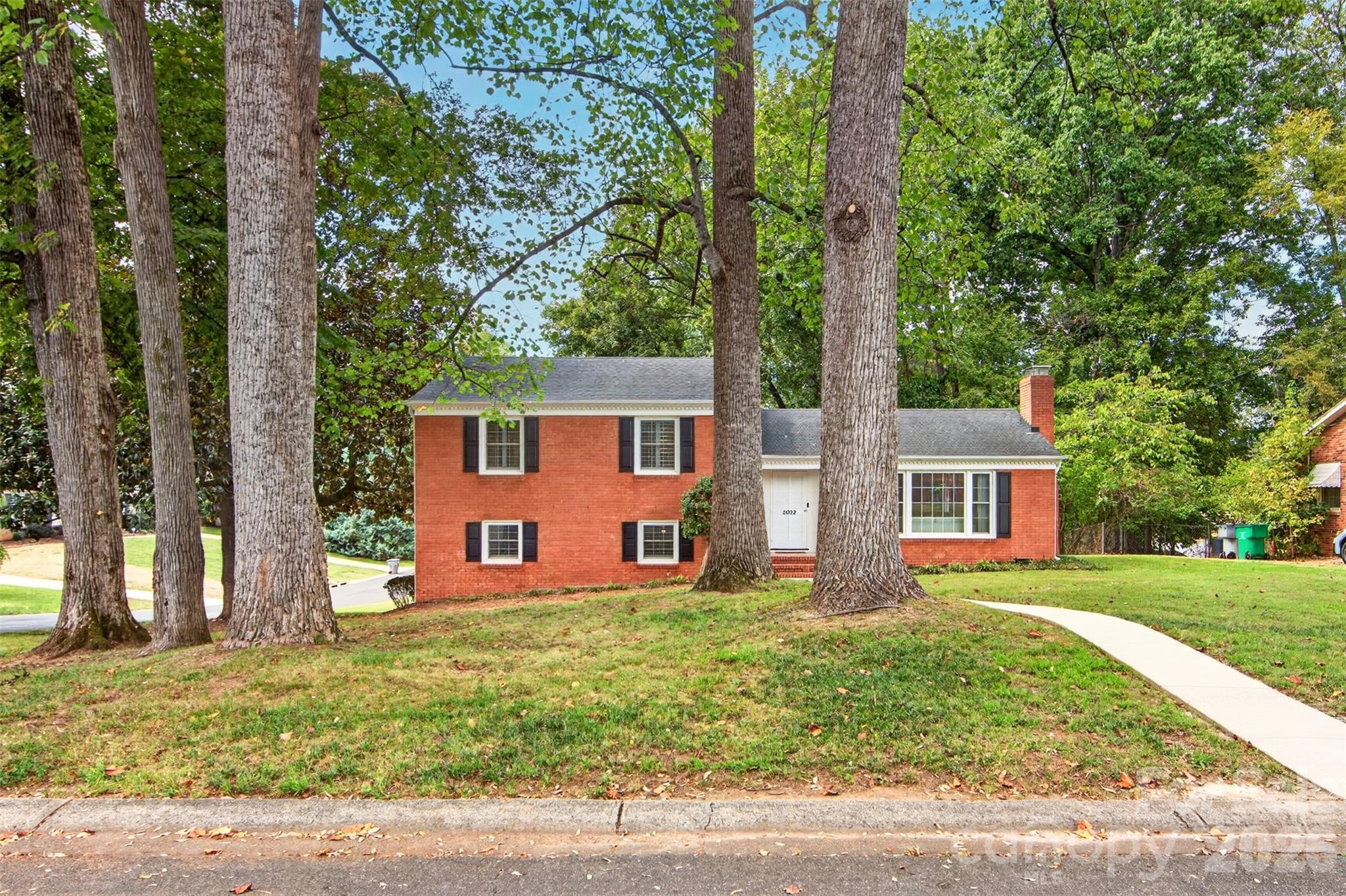 Single Family Residence at 3022 Finley Place, Charlotte, photo 4 of 45