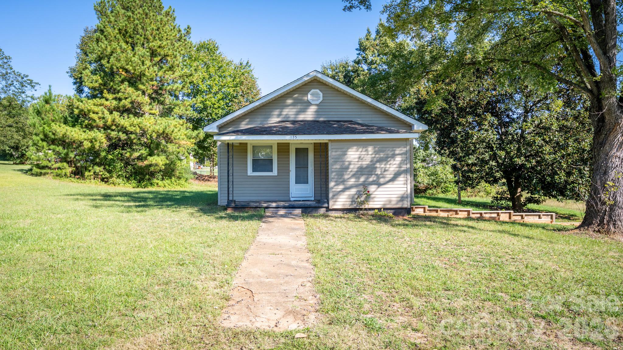 Single Family Residence at 135 Vinson Road, Statesville, photo 2 of 32