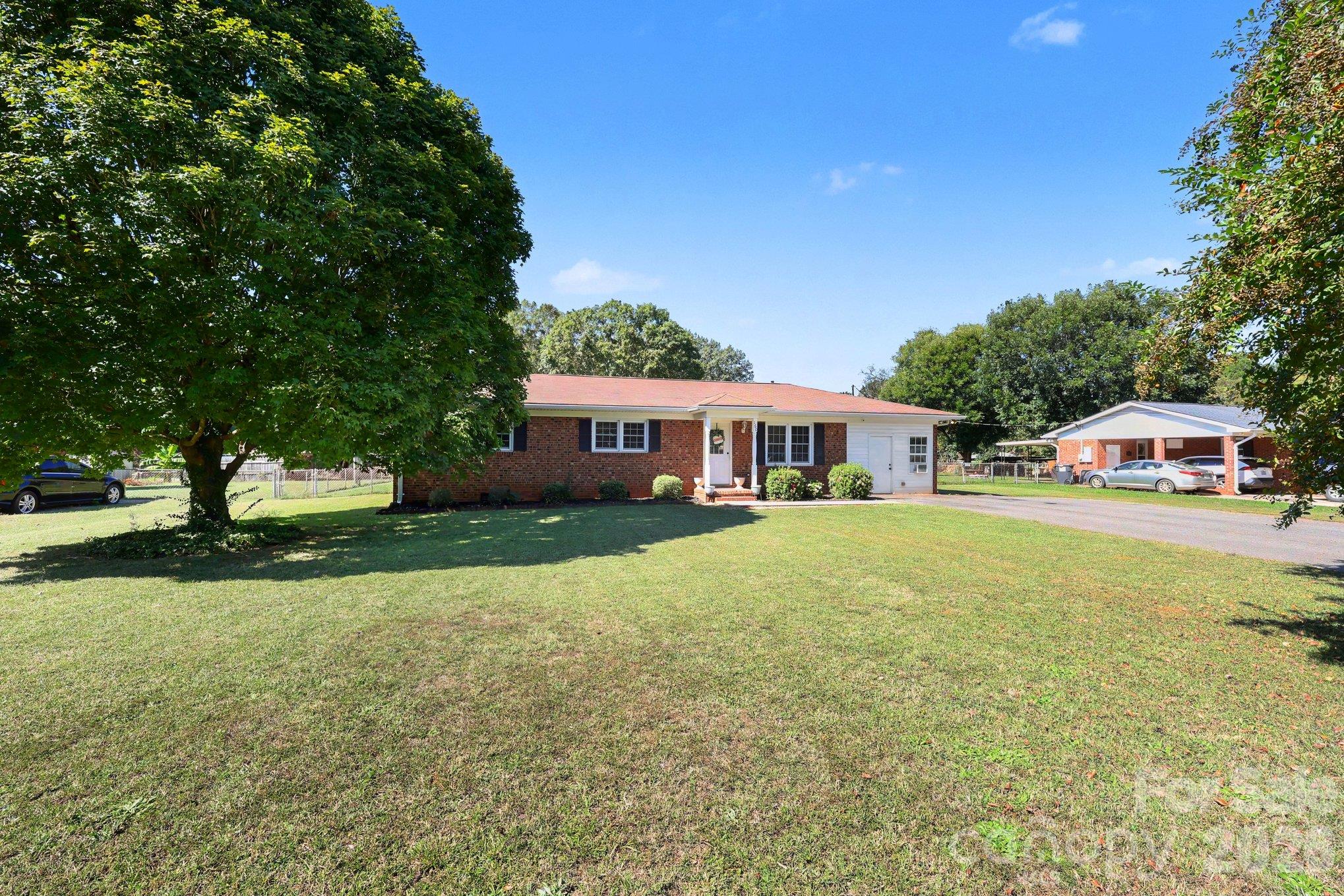 Single Family Residence at 160 E Chamblee Drive, Salisbury, photo 3 of 28