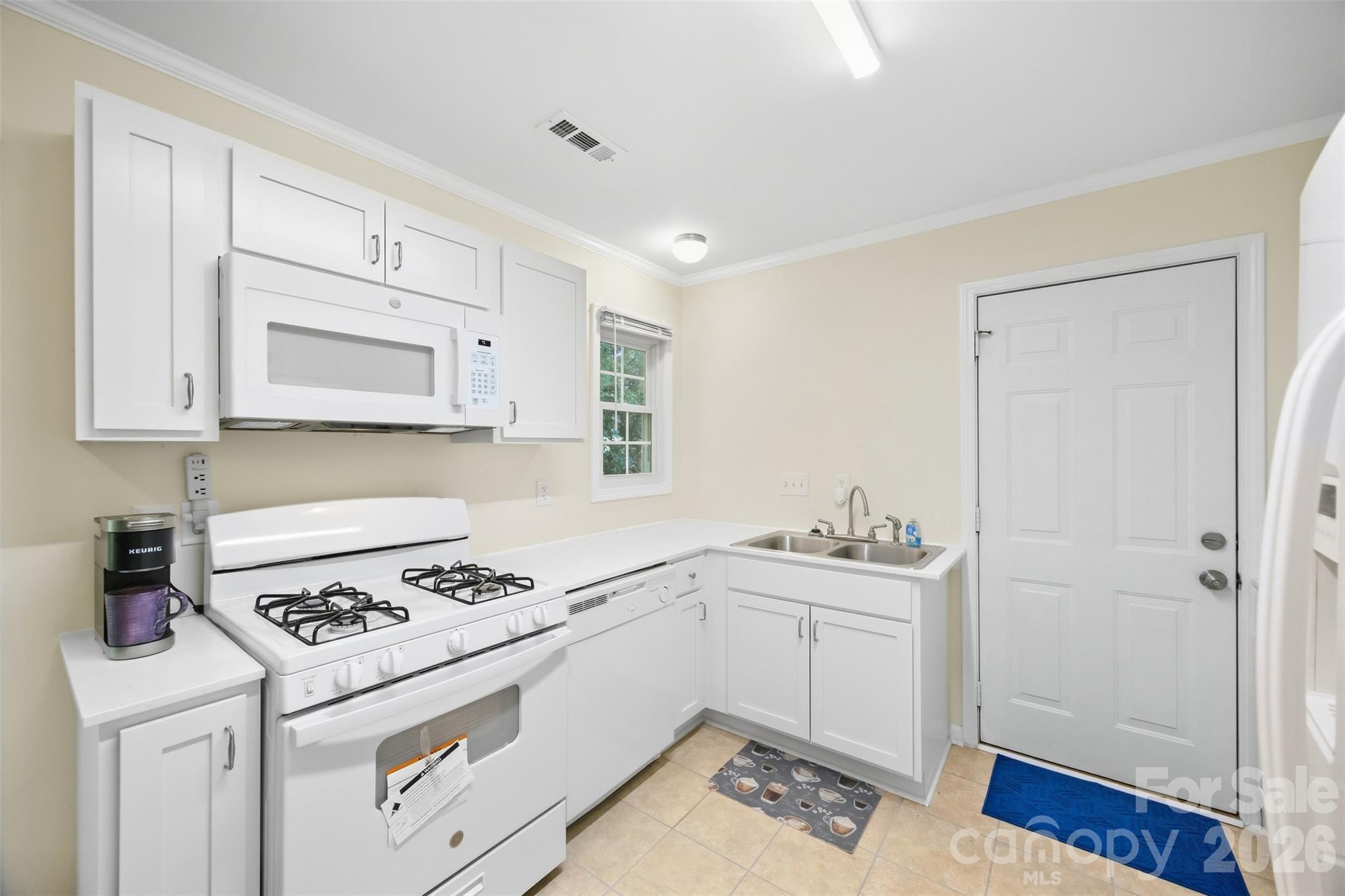 New Gas range, microwave and countertops - 2374 Eagle Glen Court, Gastonia