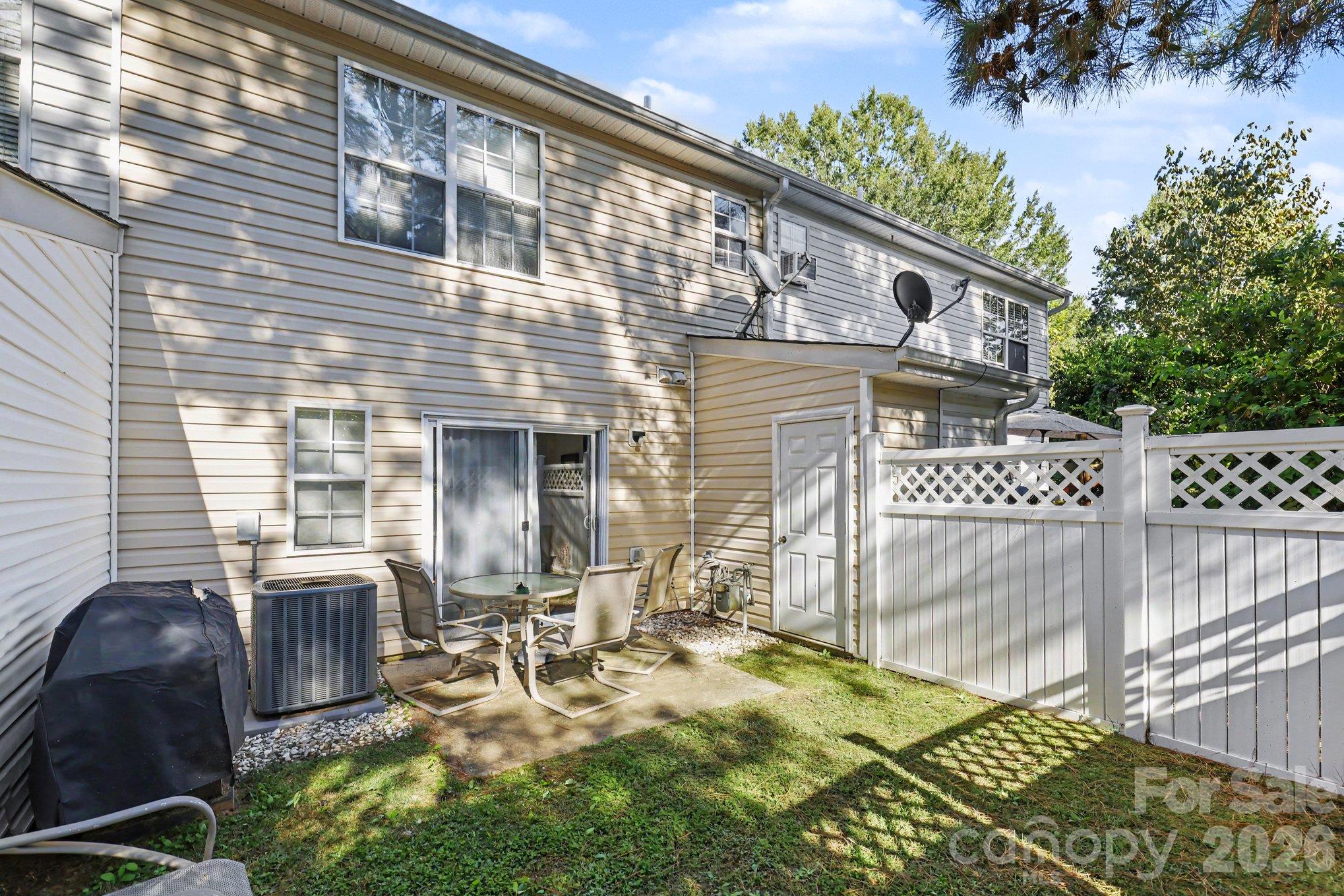 Townhouse at 12732 Hennigan Place Lane, Charlotte, photo 2 of 33