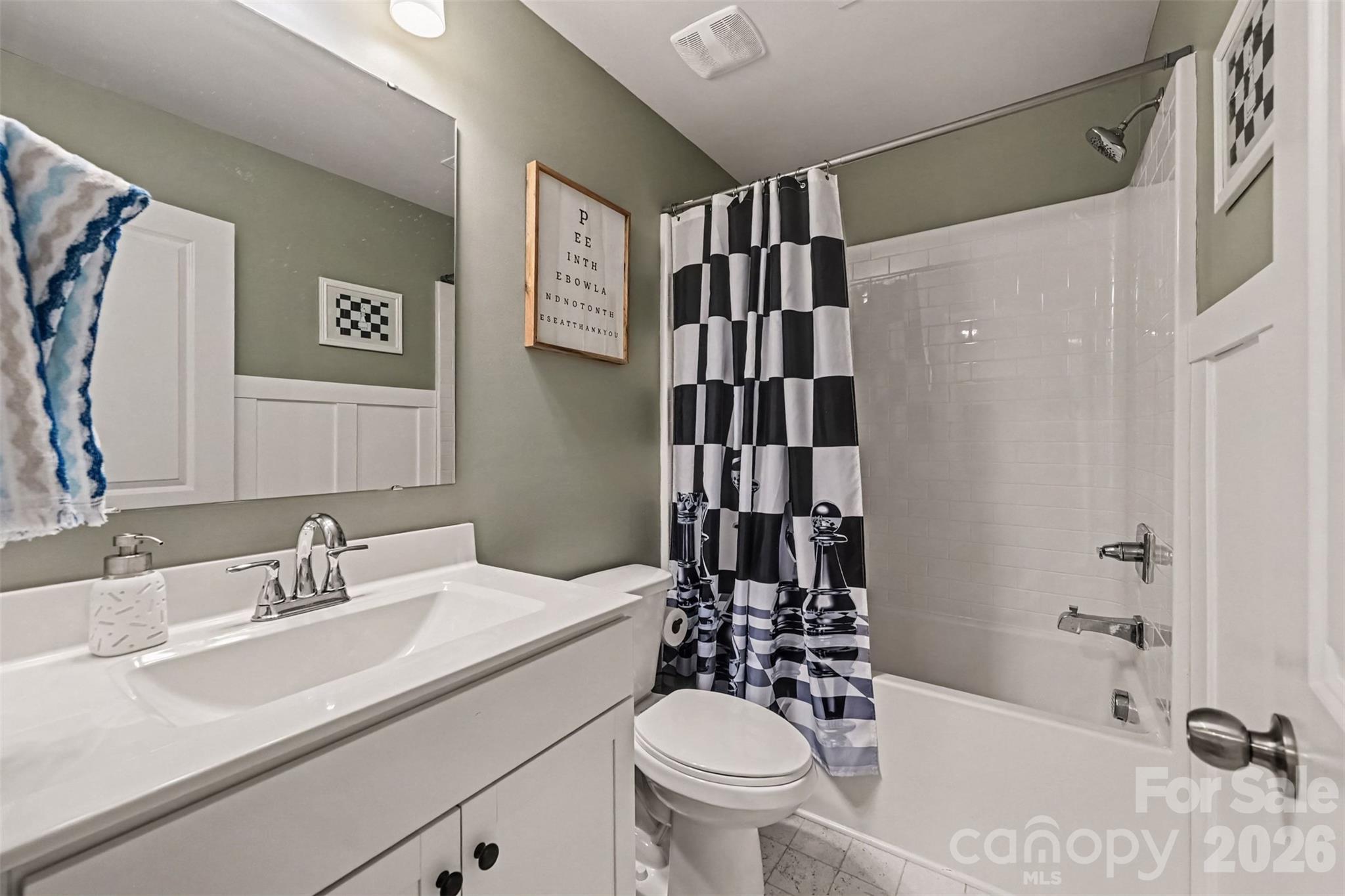 A full bath with a tub/shower combo and plenty of vanity space. - 2703 Wedgewood Court, Denver