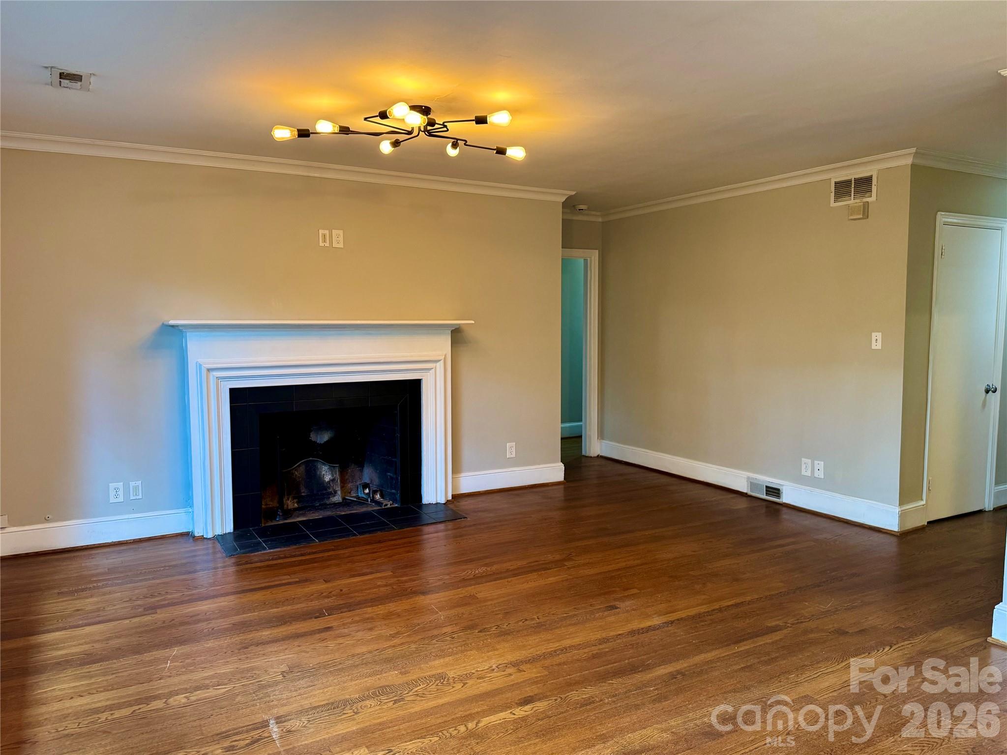Single Family Residence at 2108 Hassell Place, Charlotte, photo 4 of 27