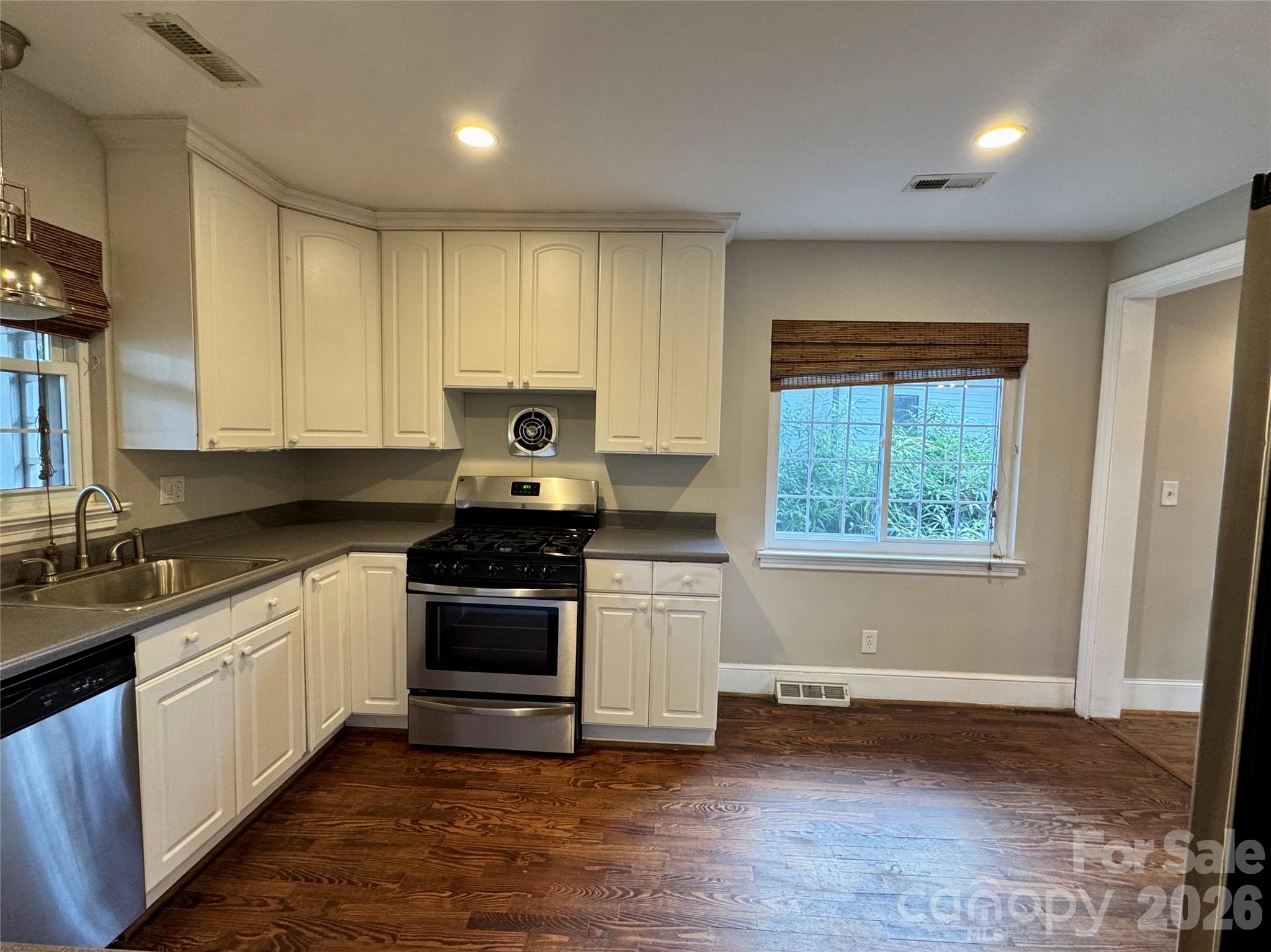 Single Family Residence at 2108 Hassell Place, Charlotte, photo 8 of 27