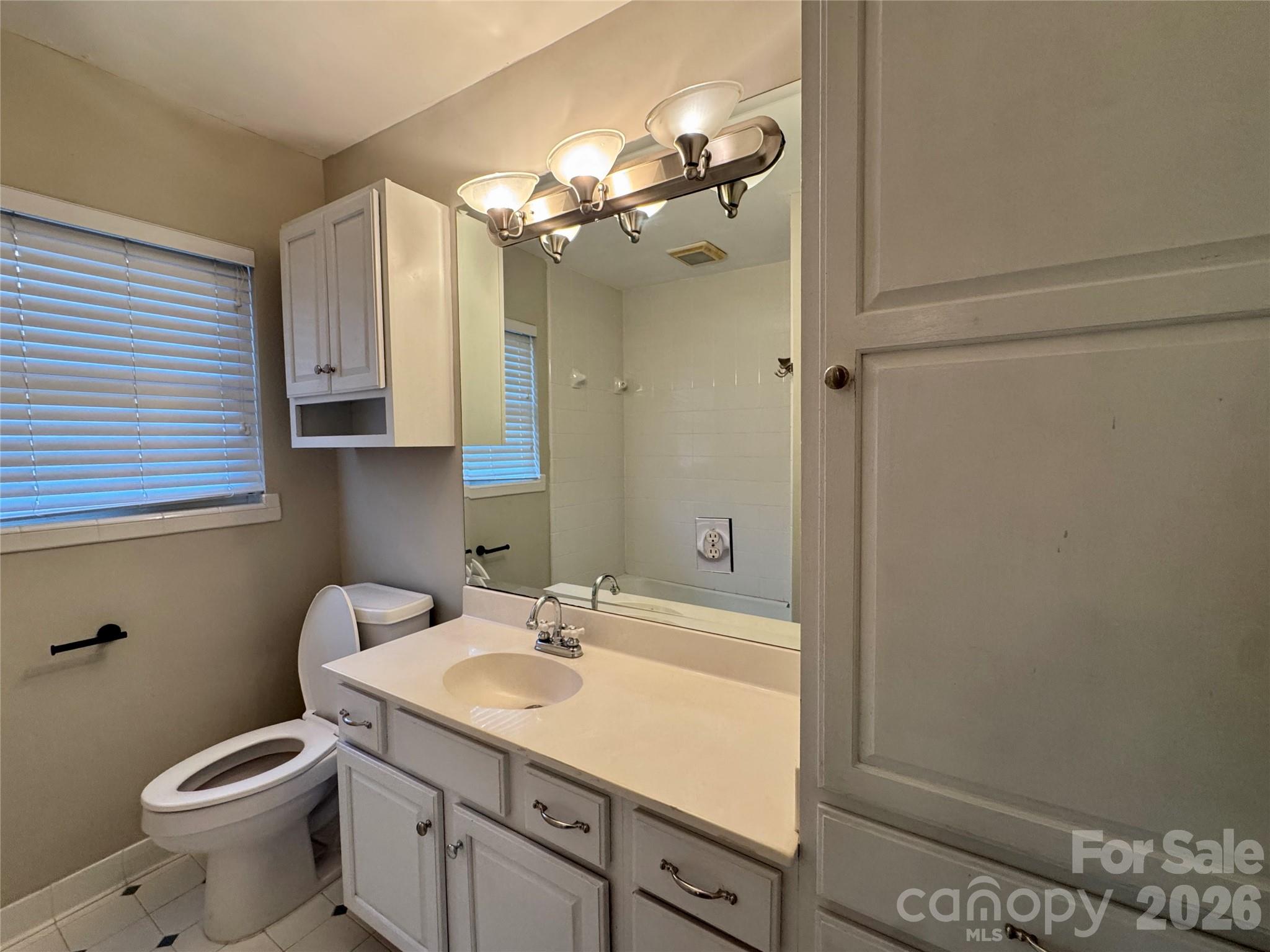 Single Family Residence at 2108 Hassell Place, Charlotte, photo 12 of 27