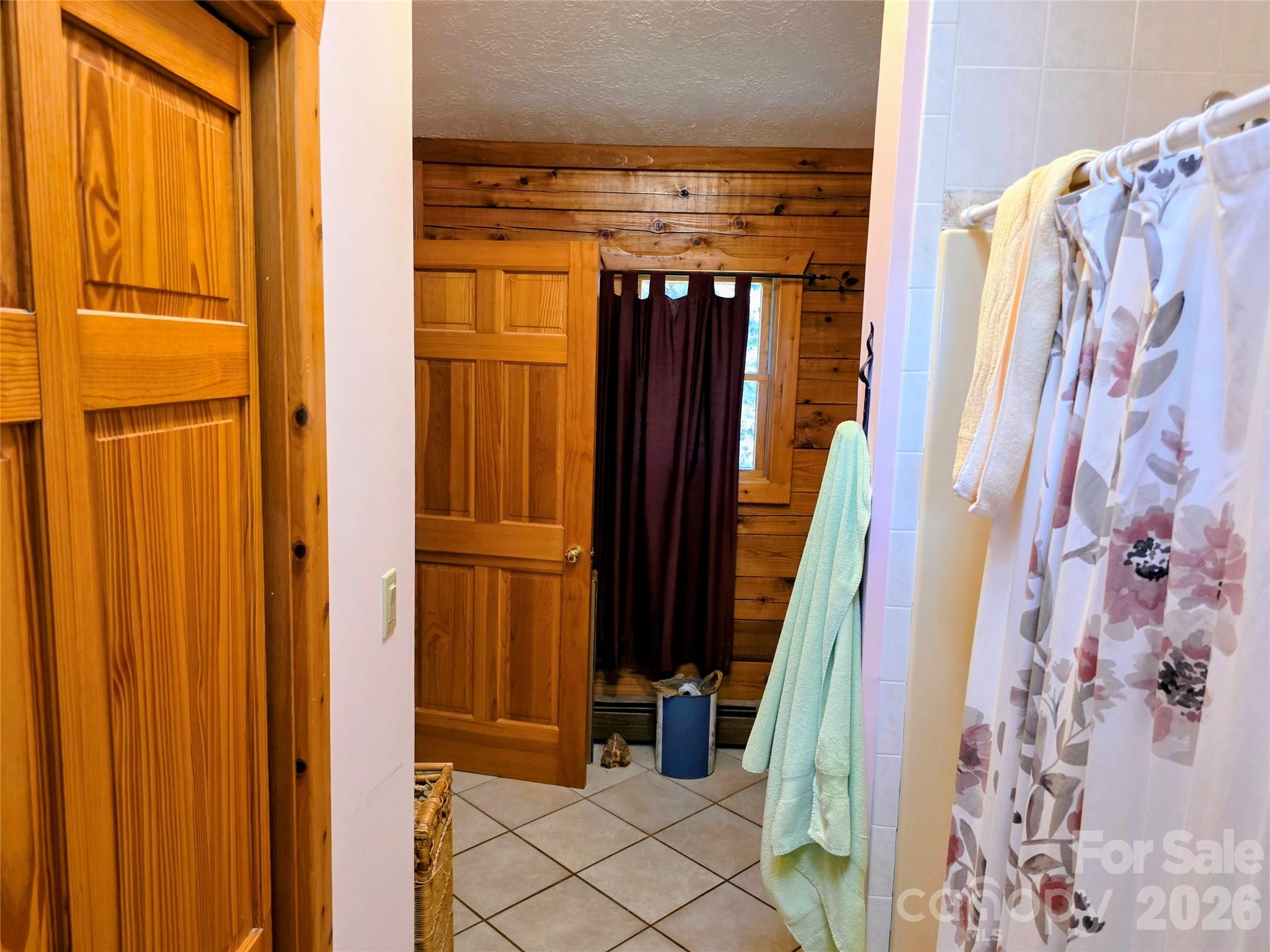 Ensuite bathroom off of primary bedroom - 105 Poplar Ridge Lane, Burnsville
