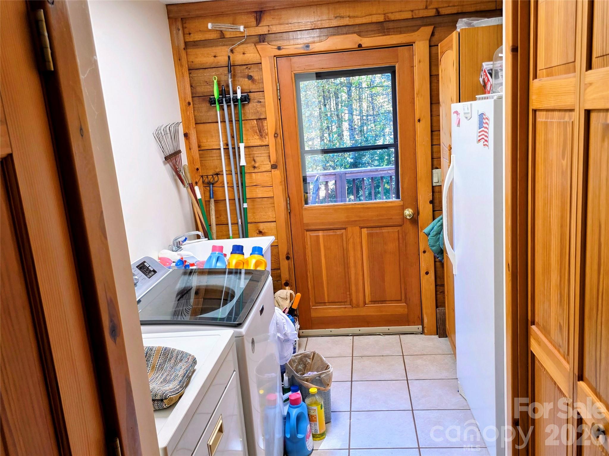 Laundry room and drop zone - 105 Poplar Ridge Lane, Burnsville