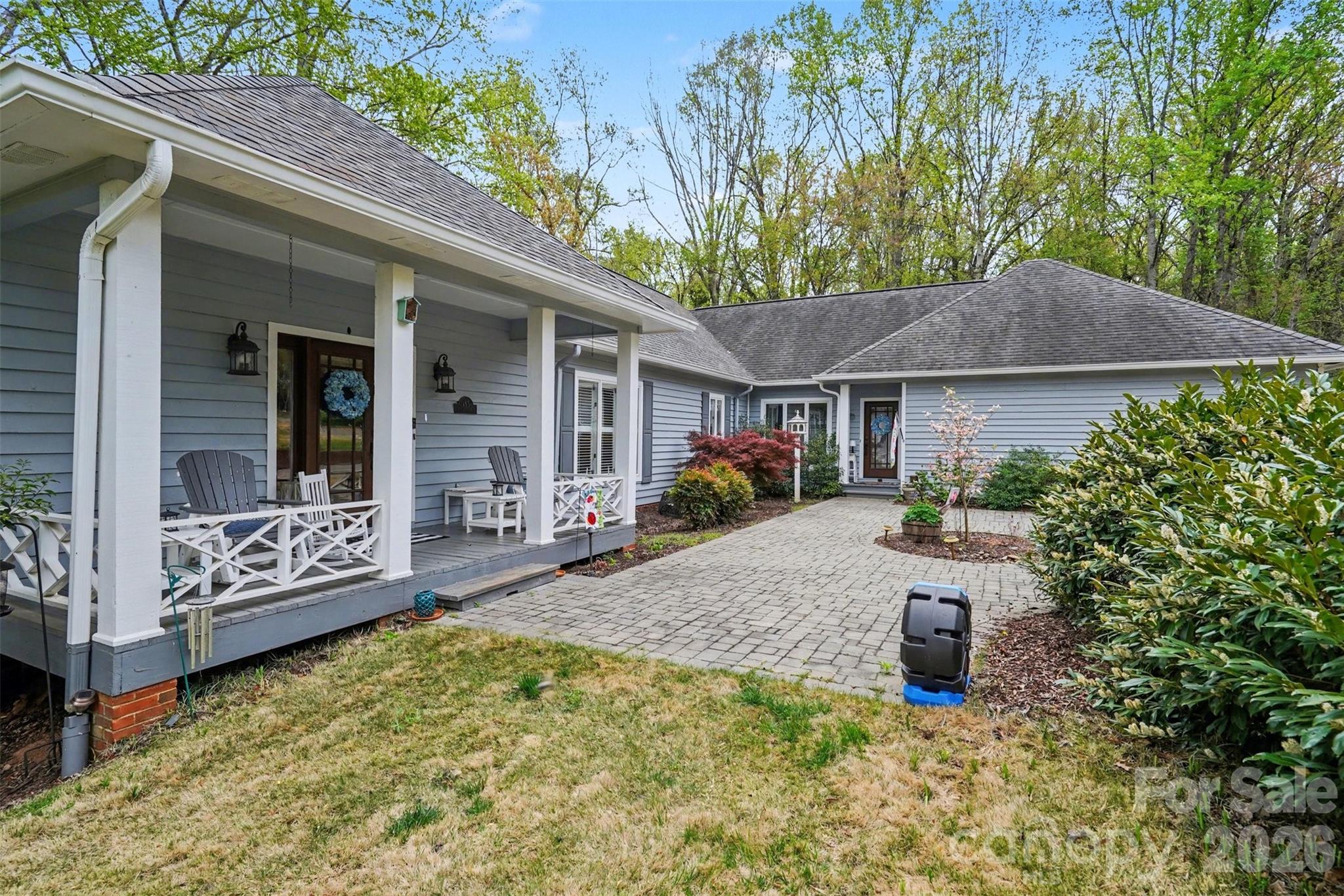 Lovely front courtyard shows side door entrance - 185 Appian Way, Shelby