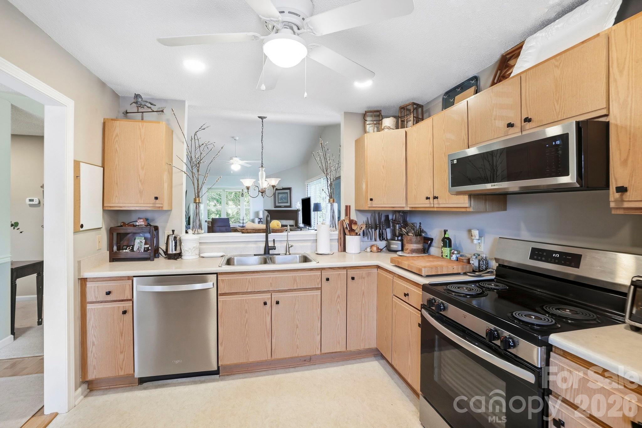Condominium at 1406 Deermouse Way, Hendersonville, photo 7 of 33