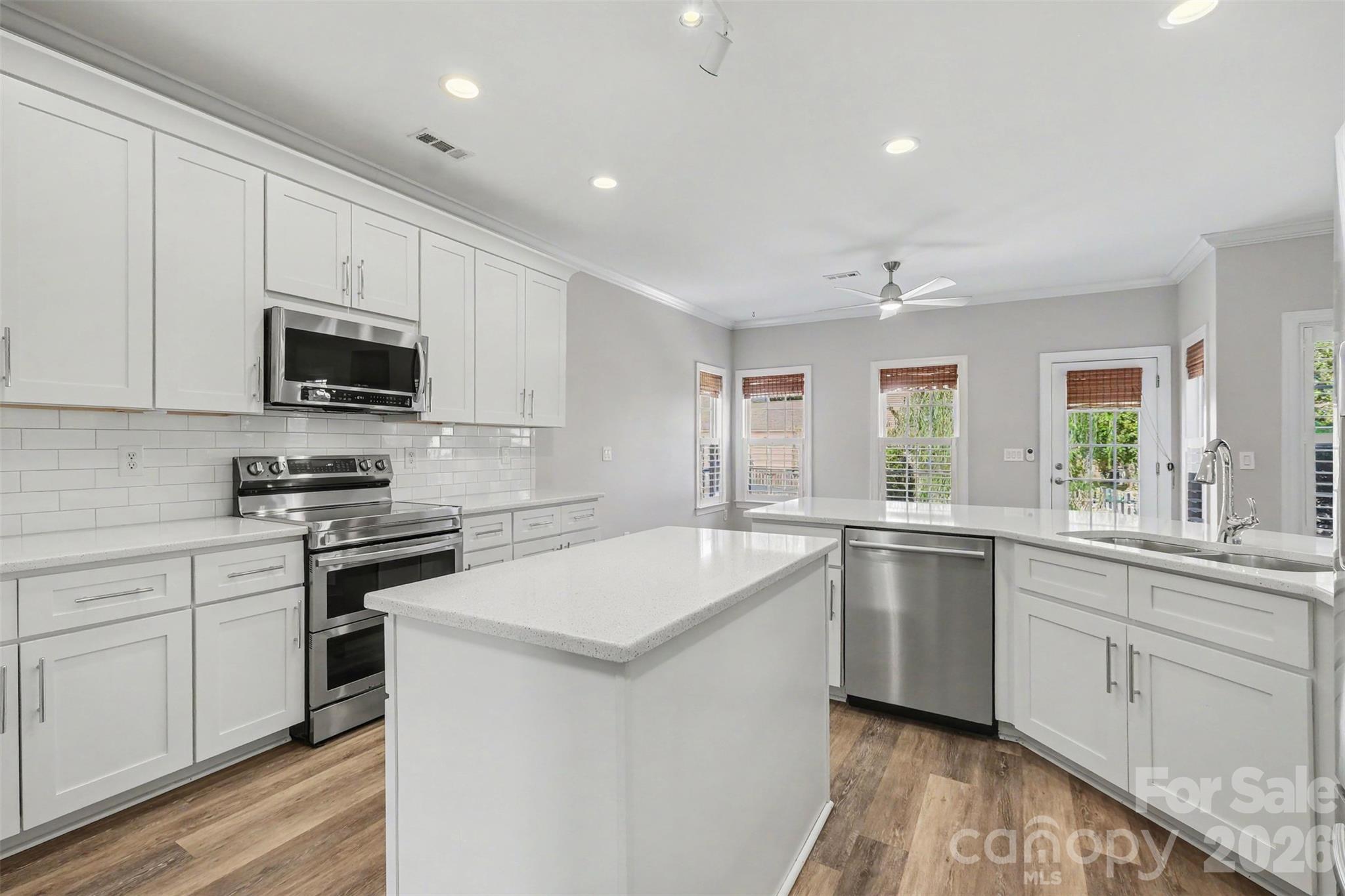 Double oven and new backsplash - 1006 Triple Crown Drive, Indian Trail