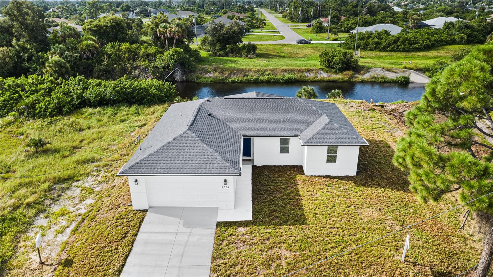 No neighbors on either side! - 12025 CLARENDON AVE, PORT CHARLOTTE