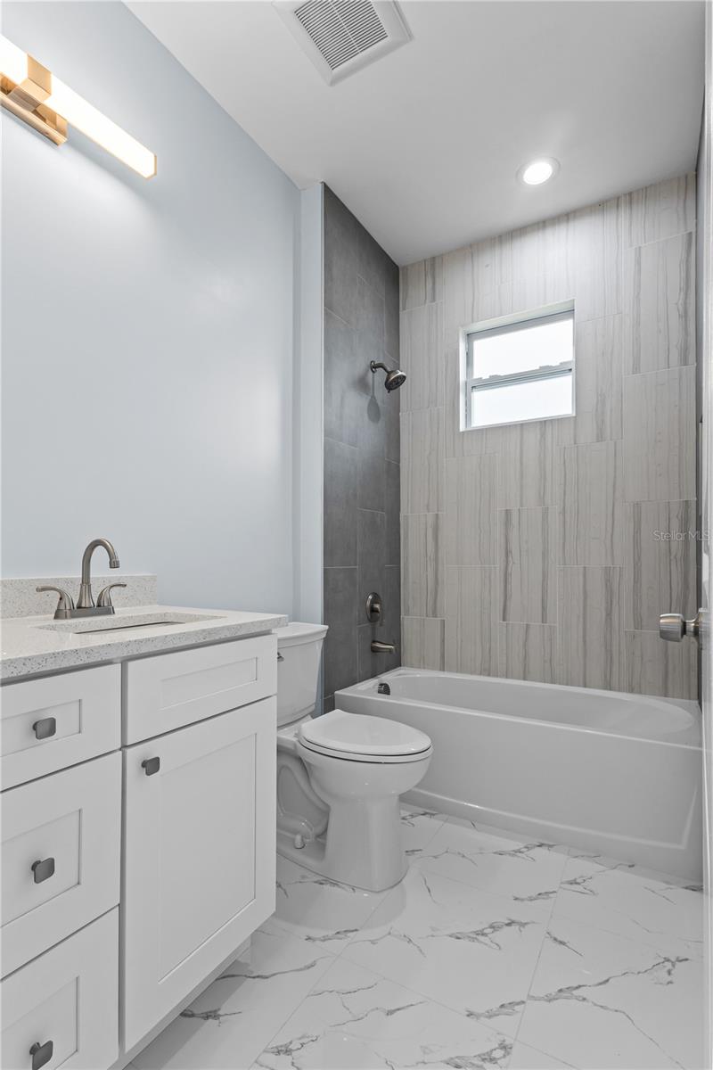 Intermediate bathroom - 12025 CLARENDON AVE, PORT CHARLOTTE