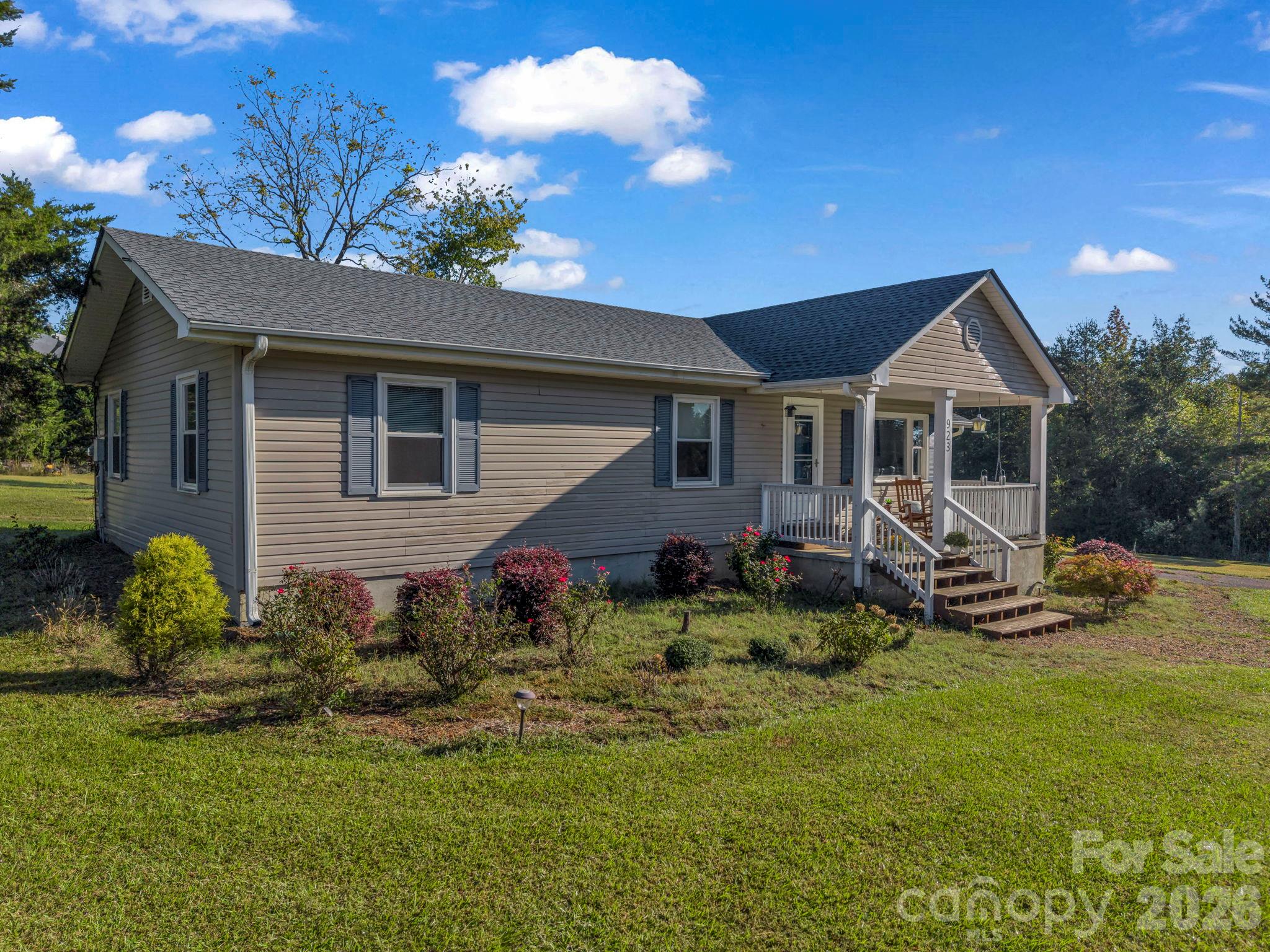 Single Family Residence at 923 Green Creek Drive, Columbus, photo 3 of 46