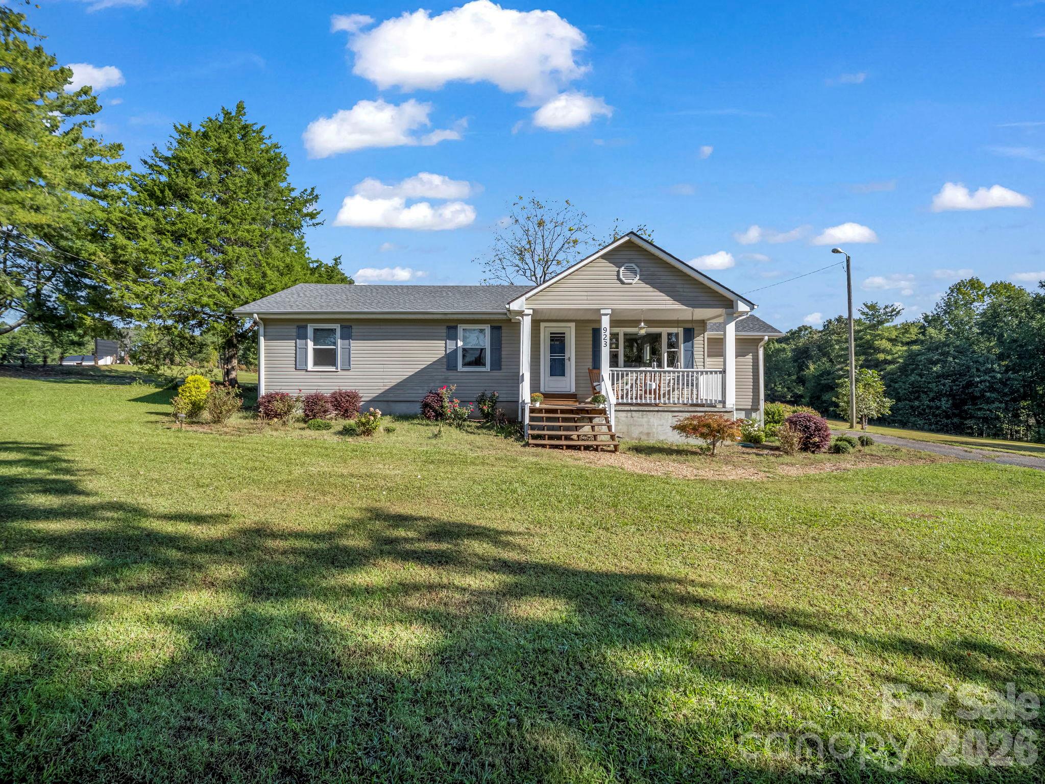 Single Family Residence at 923 Green Creek Drive, Columbus, photo 2 of 46
