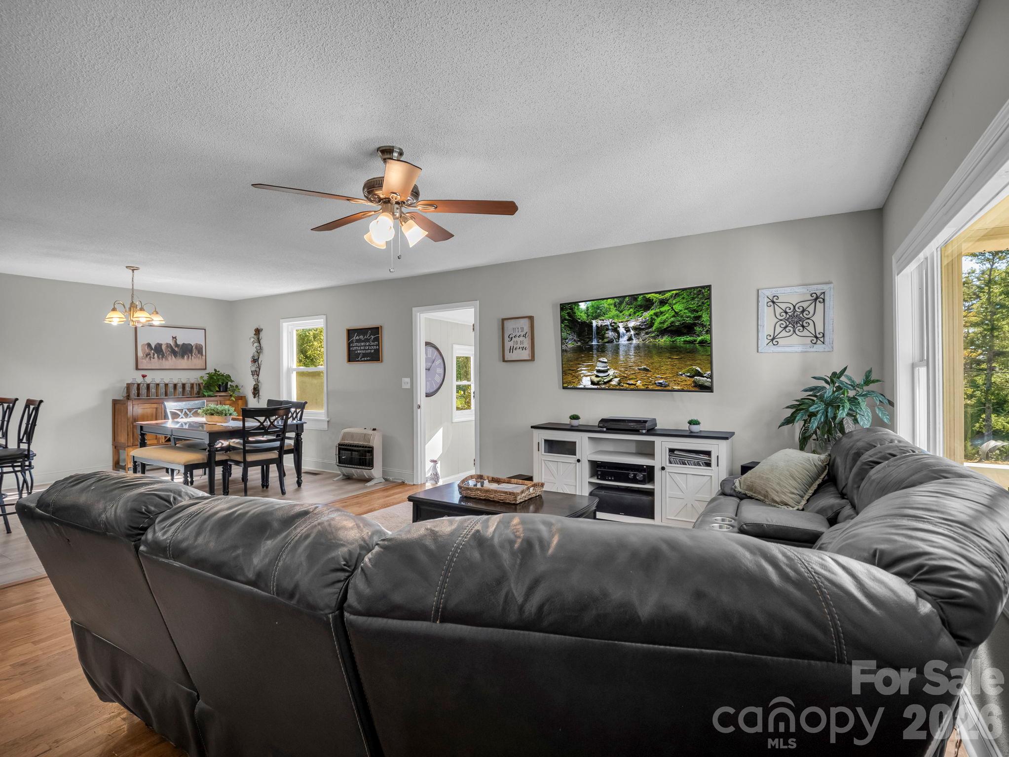 Single Family Residence at 923 Green Creek Drive, Columbus, photo 9 of 46