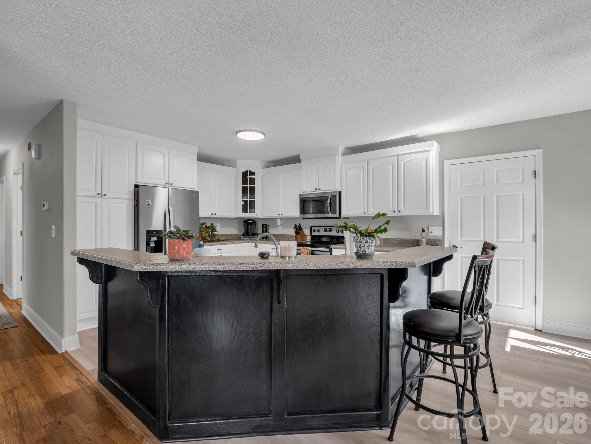 Single Family Residence at 923 Green Creek Drive, Columbus, photo 15 of 46