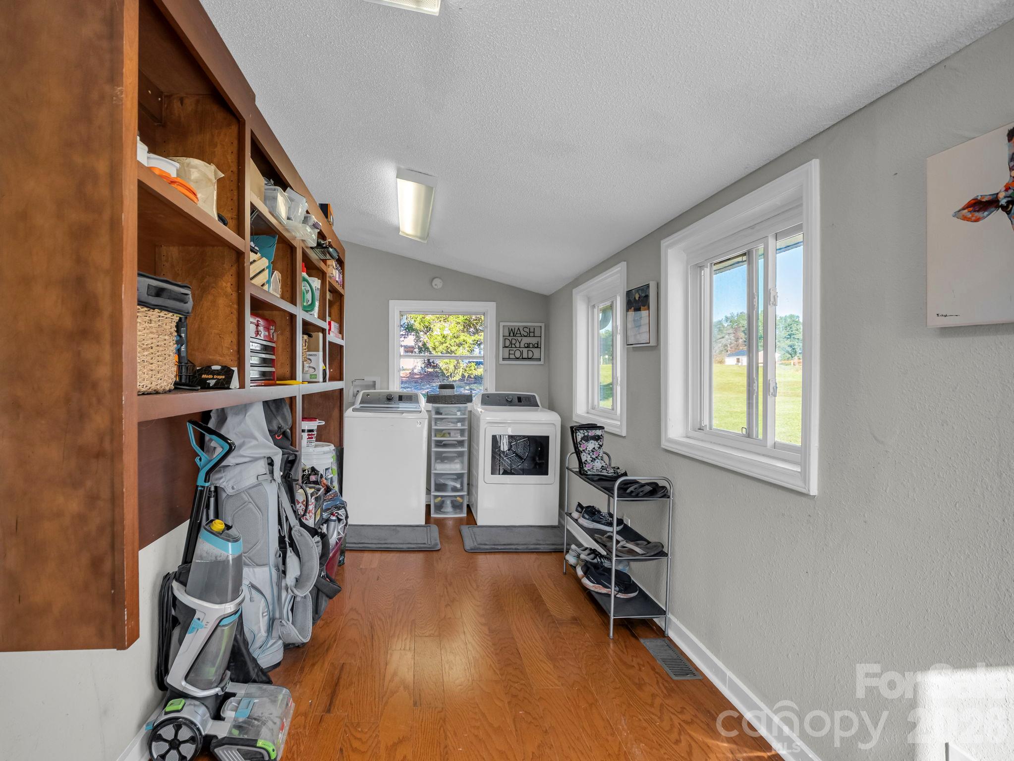 Mud & laundry room - 923 Green Creek Drive, Columbus