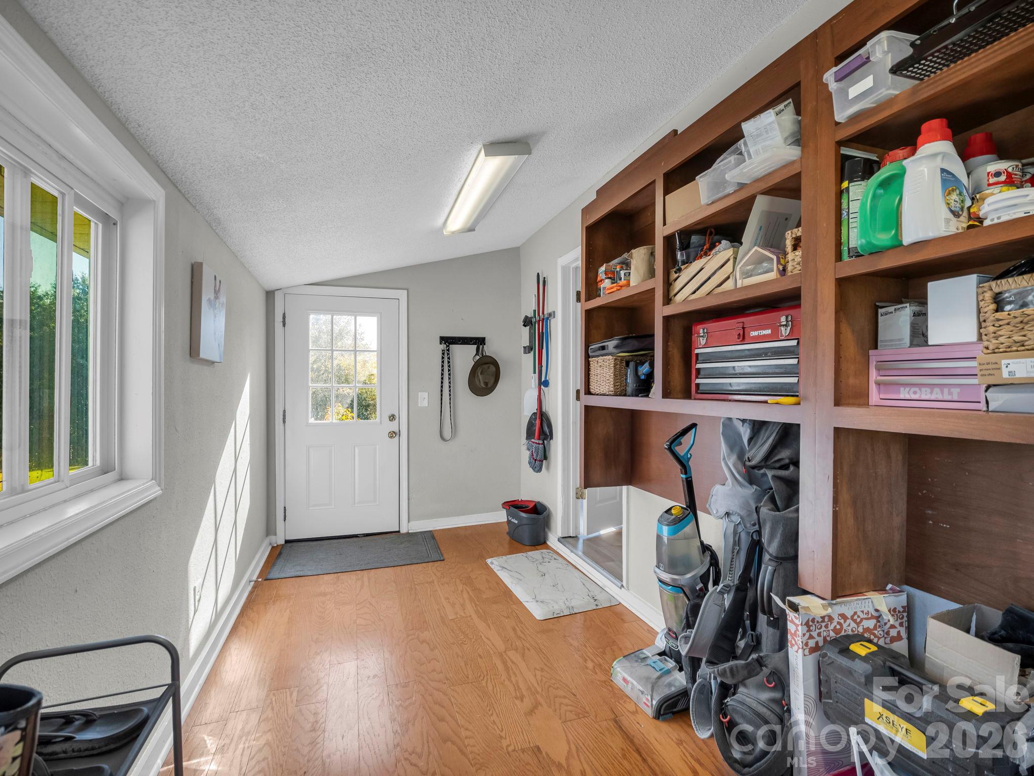 Mud & laundry room - 923 Green Creek Drive, Columbus