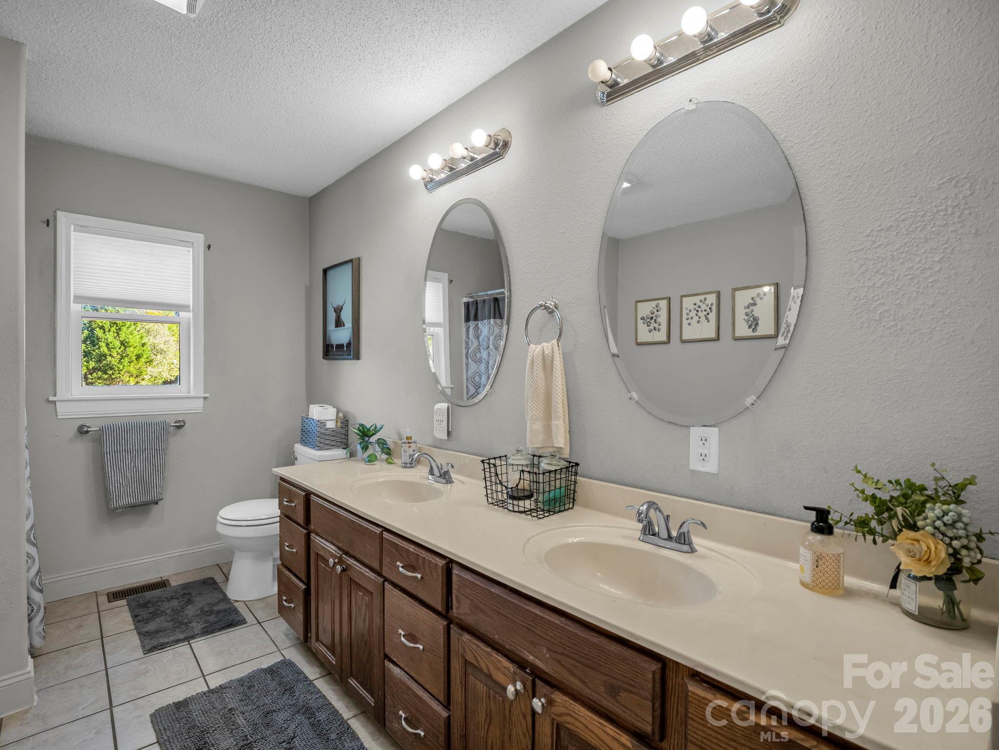 Single Family Residence at 923 Green Creek Drive, Columbus, photo 25 of 46