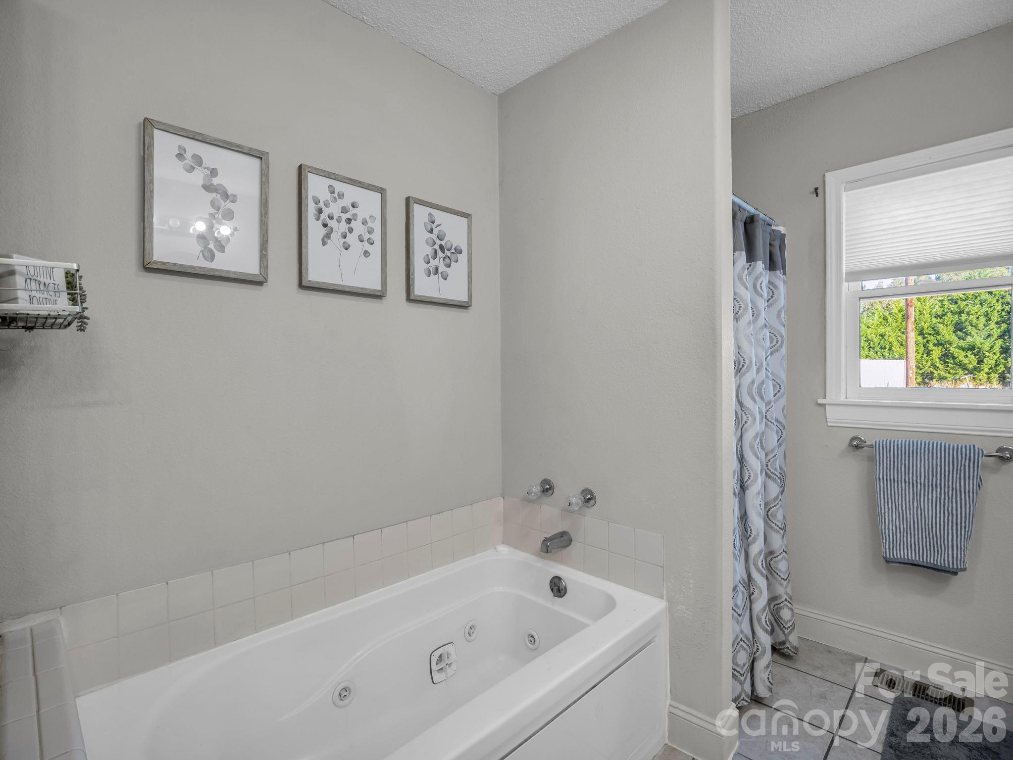 Single Family Residence at 923 Green Creek Drive, Columbus, photo 26 of 46