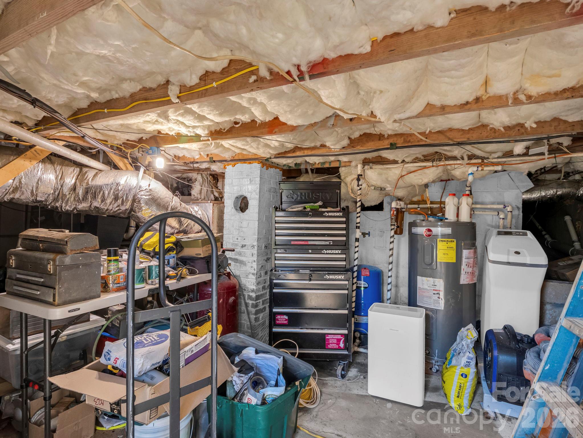 Walk-in crawl space - 923 Green Creek Drive, Columbus