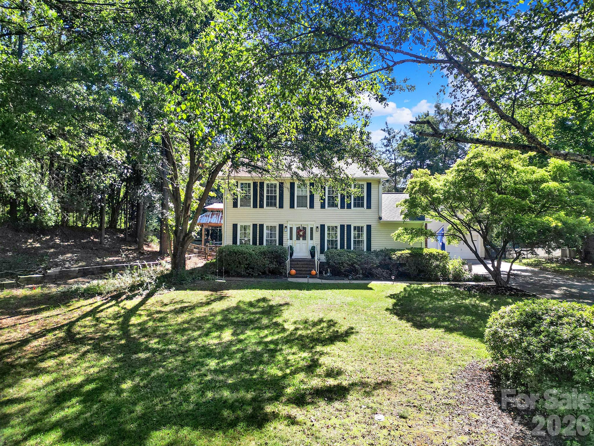 Single Family Residence at 1219 Honeybee Trail, Fort Mill, photo 2 of 37