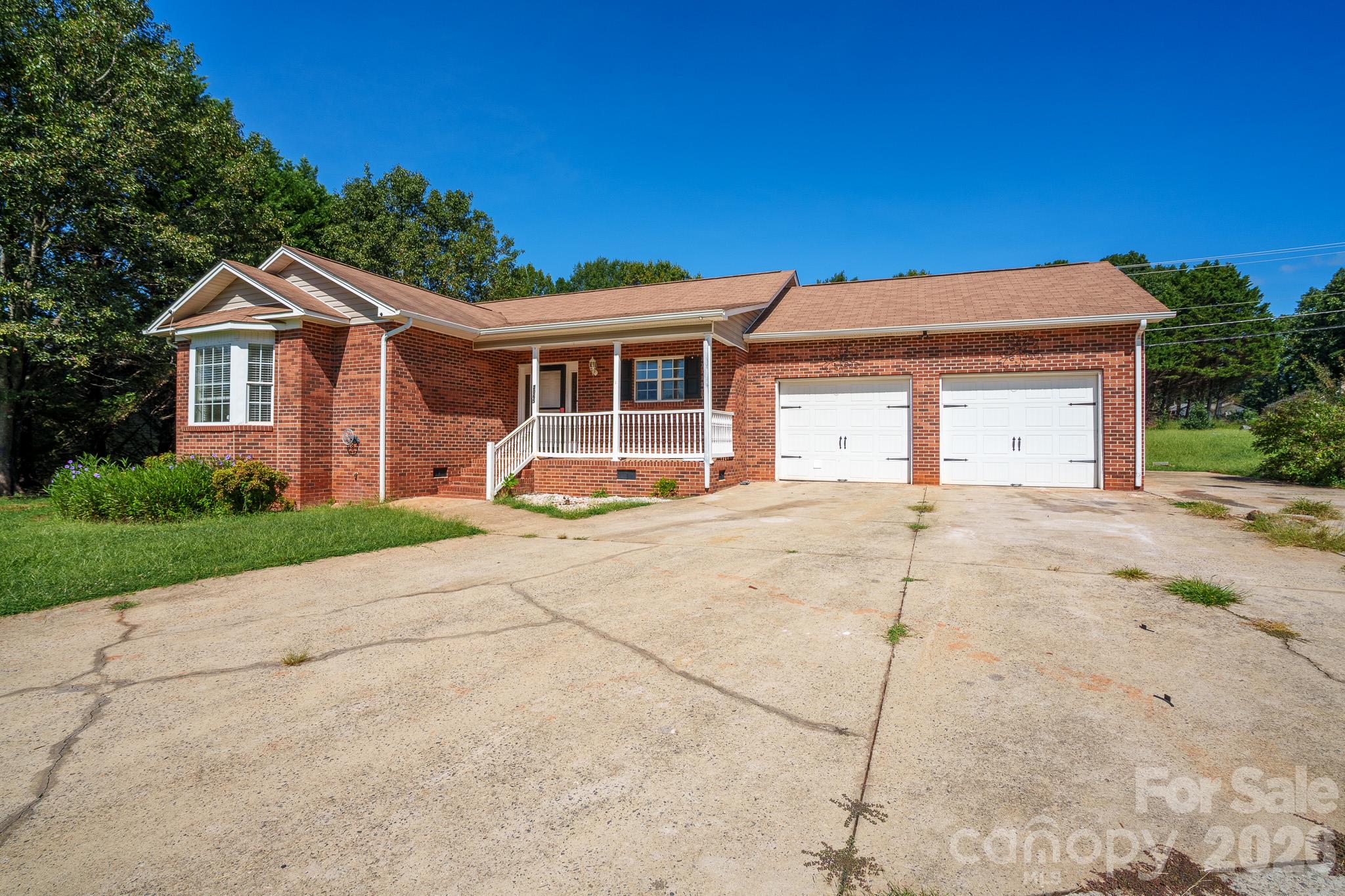 Front of the house and driveway - 2065 Gary Lane, Hickory