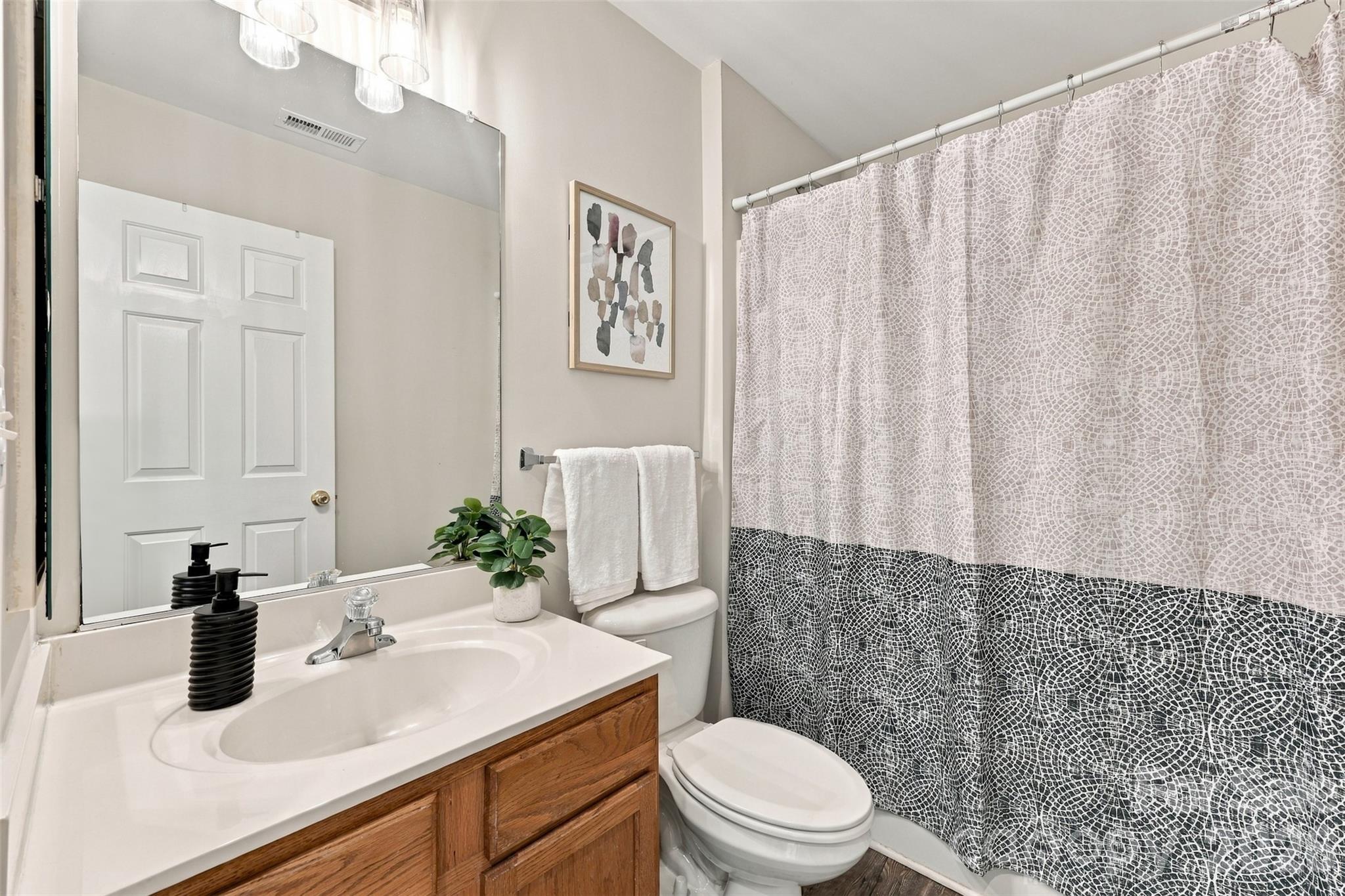 Hall bath on upper level - 11705 Kingsley View Drive, Charlotte