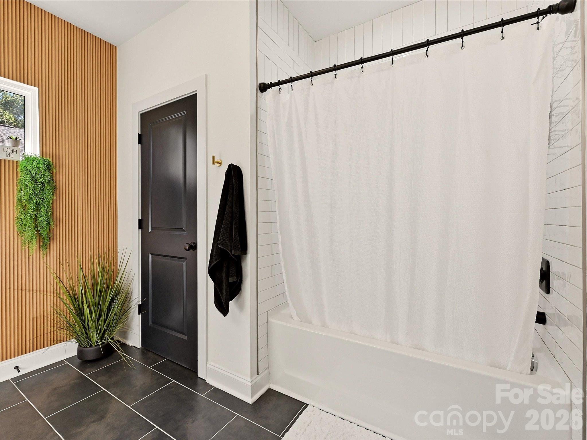 Primary shower/bath combo - 914 Flint Street Extension, Rock Hill