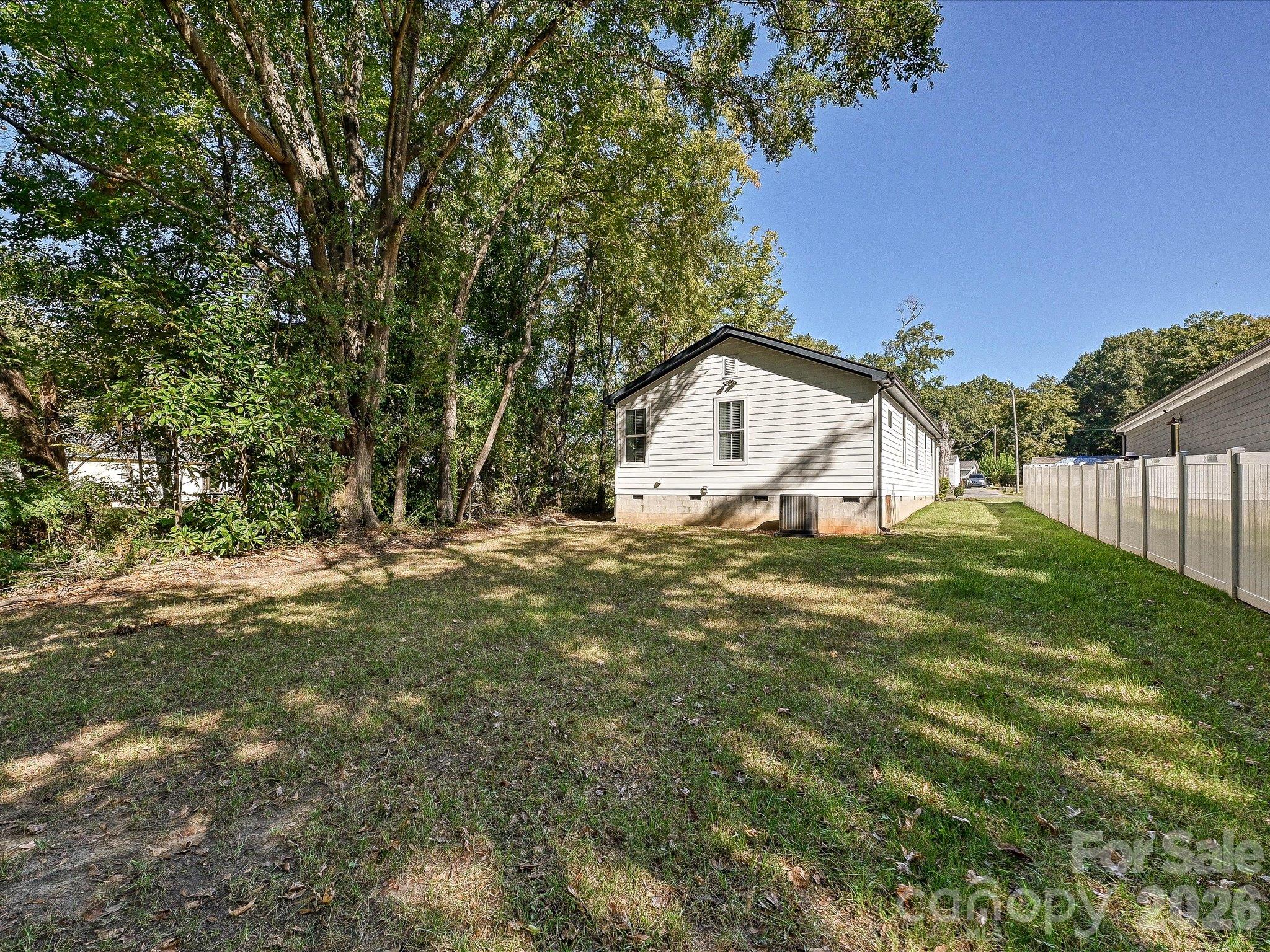 Large flat back yard - 914 Flint Street Extension, Rock Hill