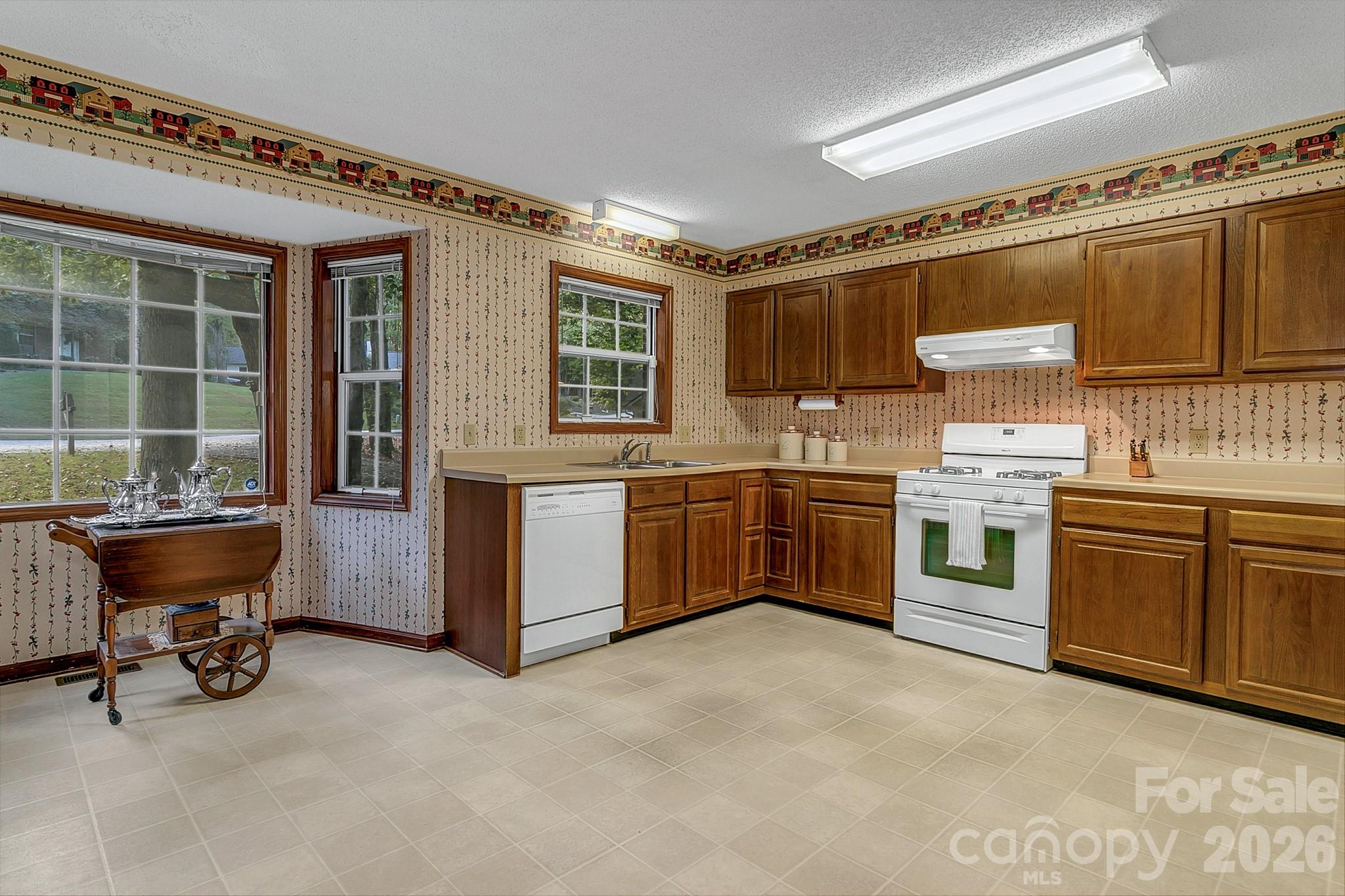 Spacious eat in kitchen with lots of cabinets - 3111 Essex Path, Hendersonville