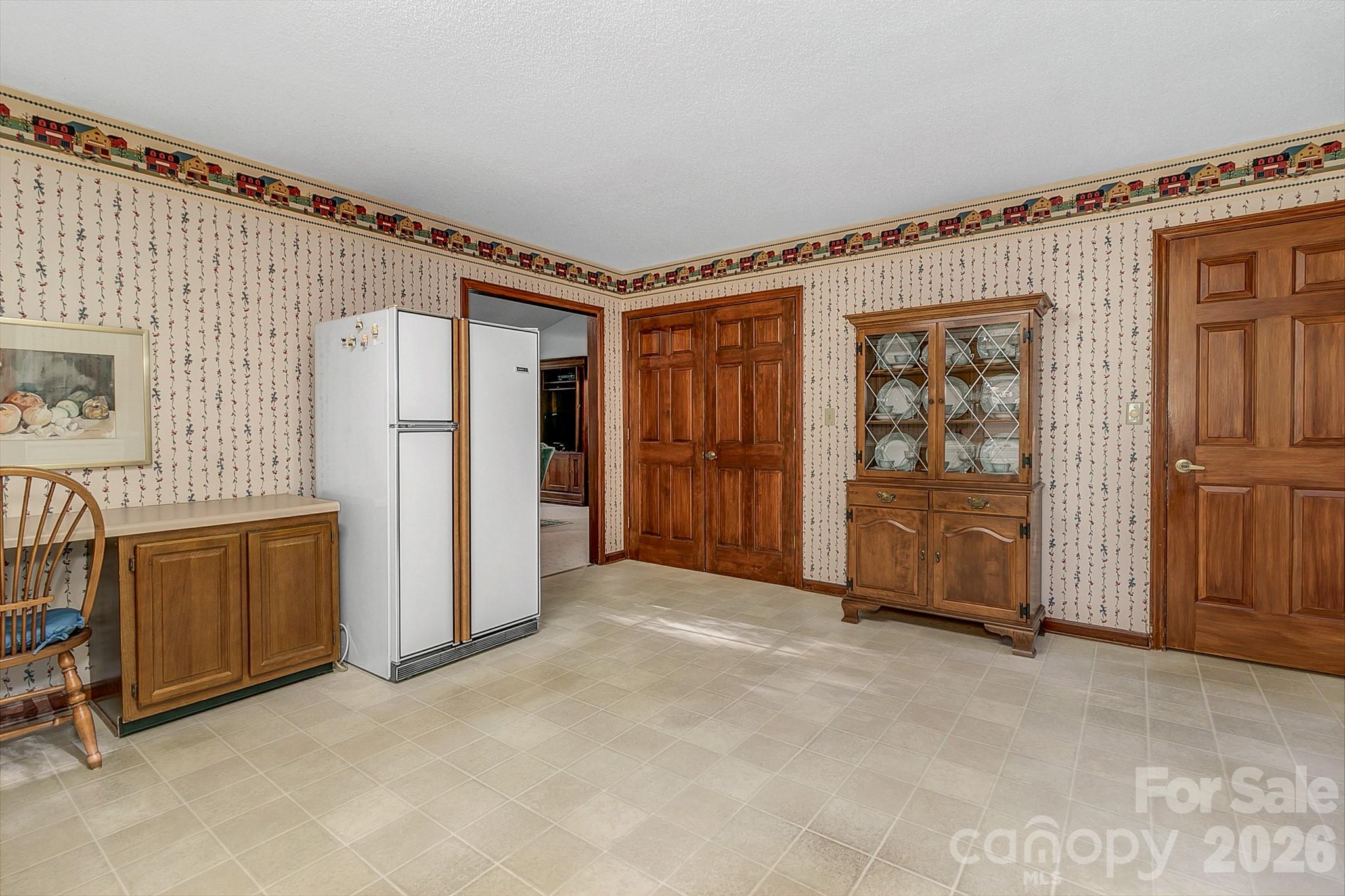 Spacious eat in kitchen with lots of cabinets - 3111 Essex Path, Hendersonville
