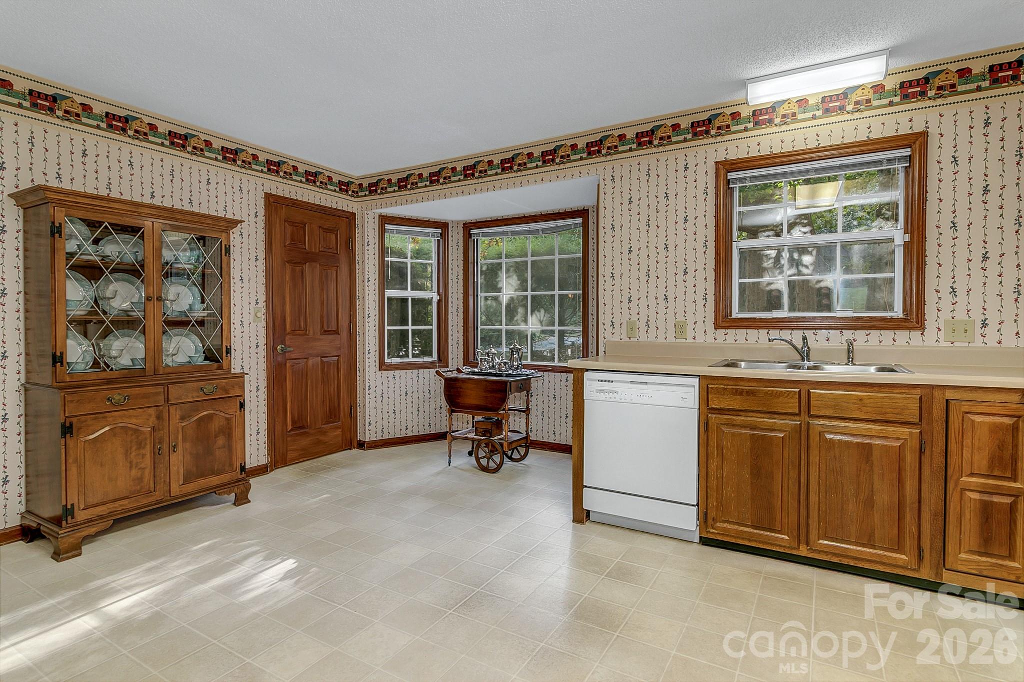 Spacious eat in kitchen with lots of cabinets - 3111 Essex Path, Hendersonville