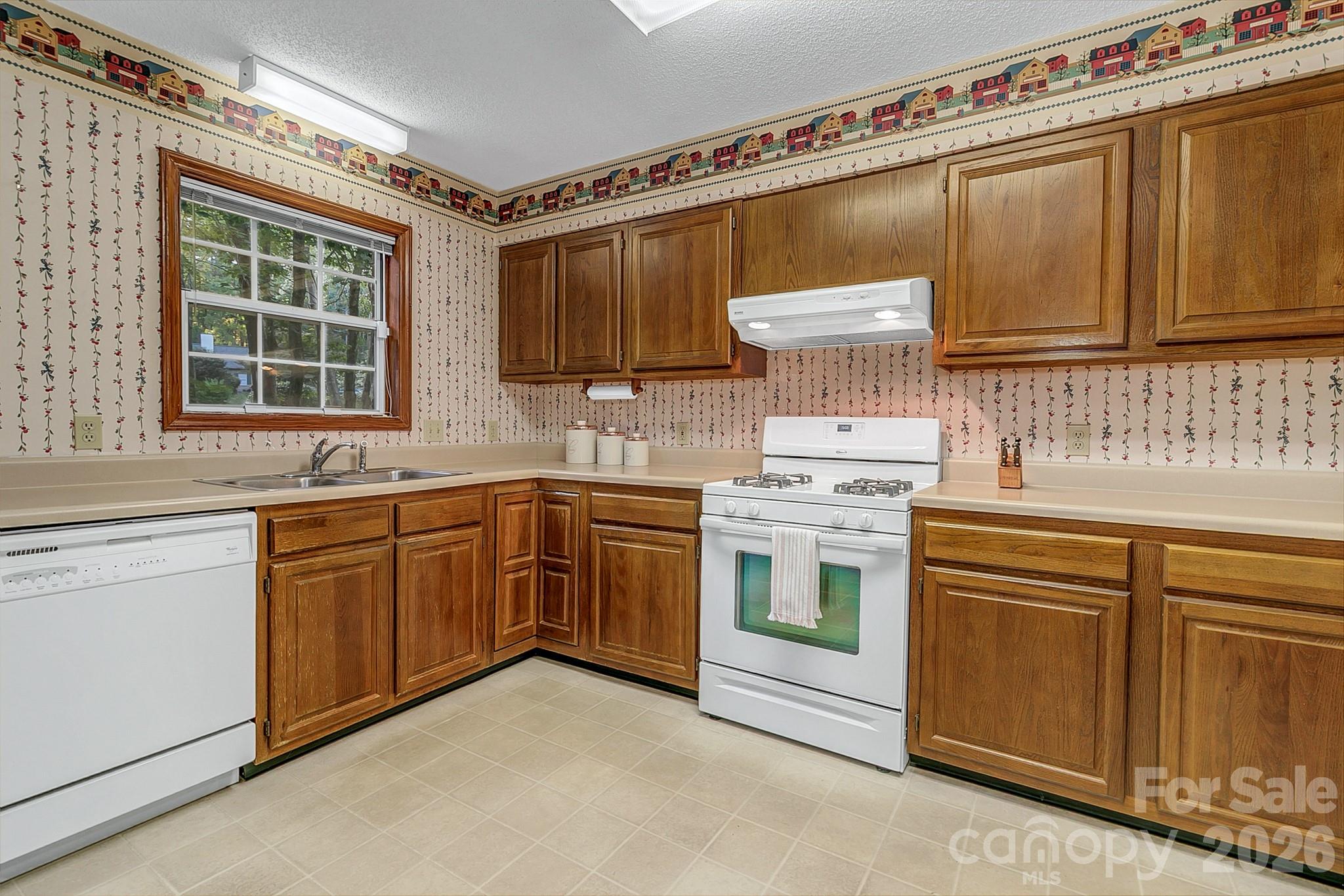 Spacious eat in kitchen with lots of cabinets - 3111 Essex Path, Hendersonville